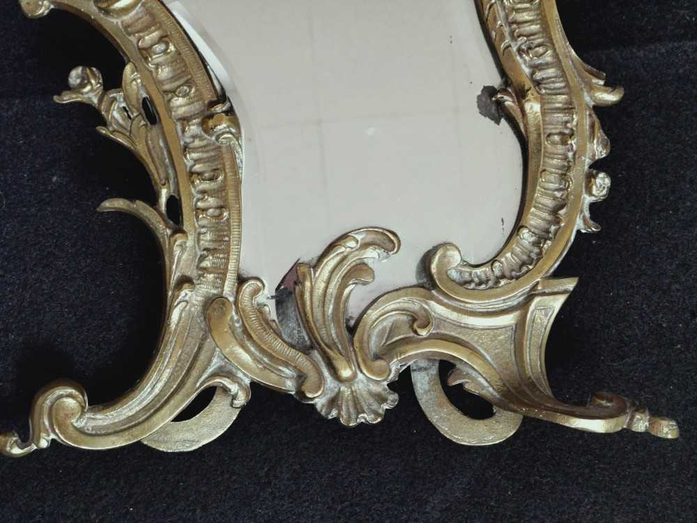 Voir photo 8 de Miroir de toilette ou de table en laiton doré style rococo, xxème. Miroir de toilette ou de table en laiton doré style rococo, xxème. Bon état reconditionné photo 8