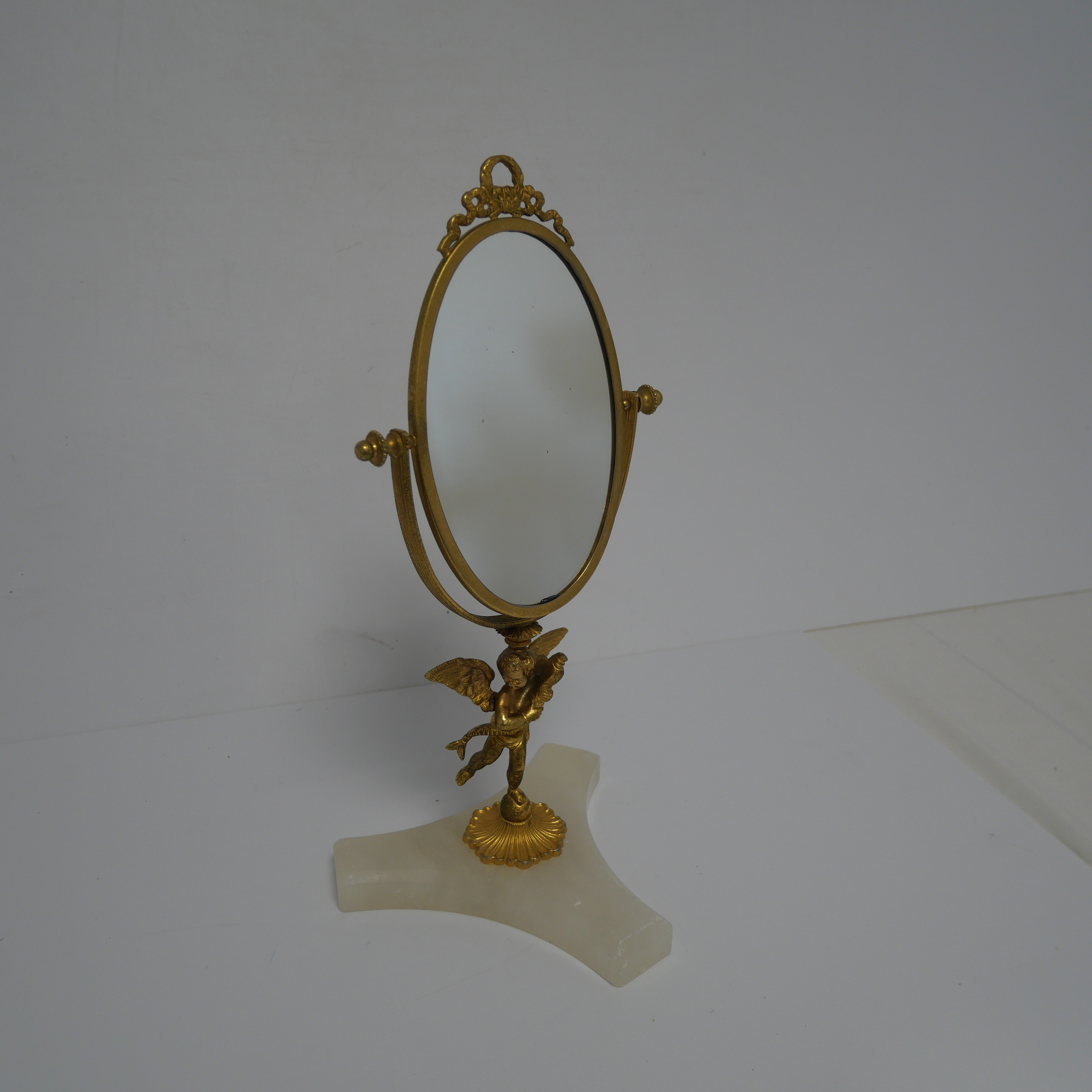 Voir photo 2 de Miroir de toilette pivotant Napoléon III en albâtre et métal doré – Cupidon – XIXᵉ siècle Miroir de toilette pivotant Napoléon III en albâtre et métal doré – Cupidon – XIXᵉ siècle Bon état reconditionné photo 2