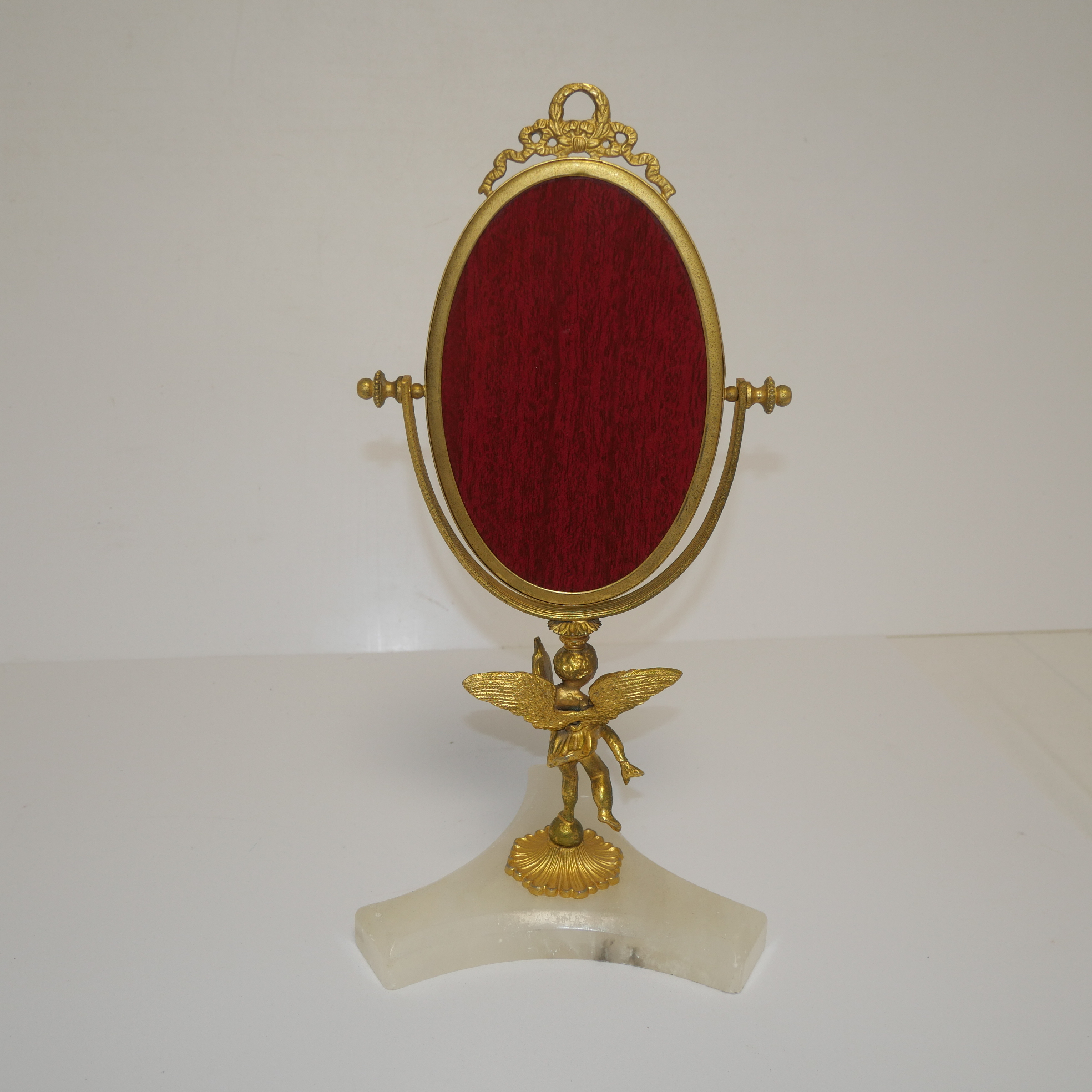 Voir photo 3 de Miroir de toilette pivotant Napoléon III en albâtre et métal doré – Cupidon – XIXᵉ siècle Miroir de toilette pivotant Napoléon III en albâtre et métal doré – Cupidon – XIXᵉ siècle Bon état reconditionné photo 3