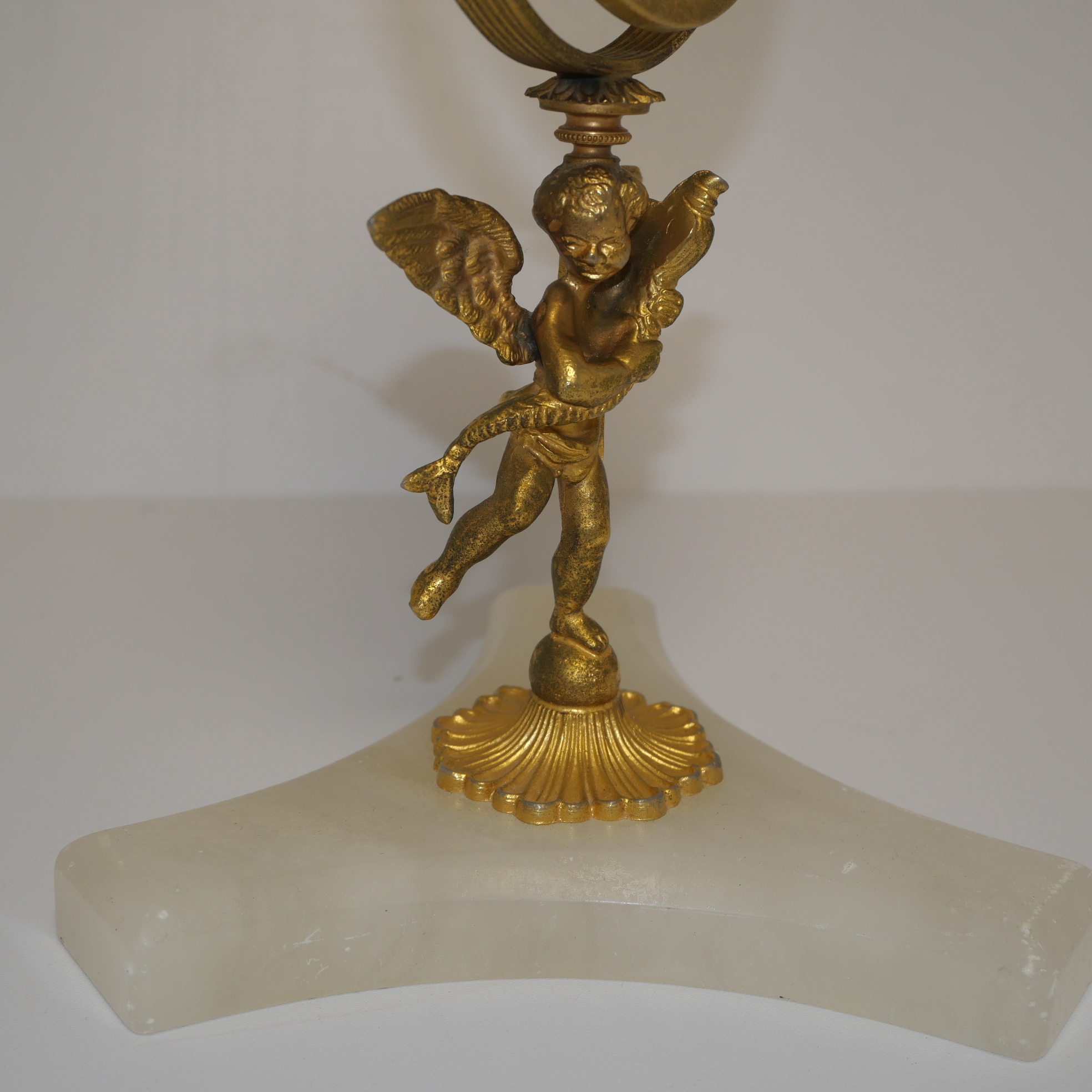 Voir photo 4 de Miroir de toilette pivotant Napoléon III en albâtre et métal doré – Cupidon – XIXᵉ siècle Miroir de toilette pivotant Napoléon III en albâtre et métal doré – Cupidon – XIXᵉ siècle Bon état reconditionné photo 4