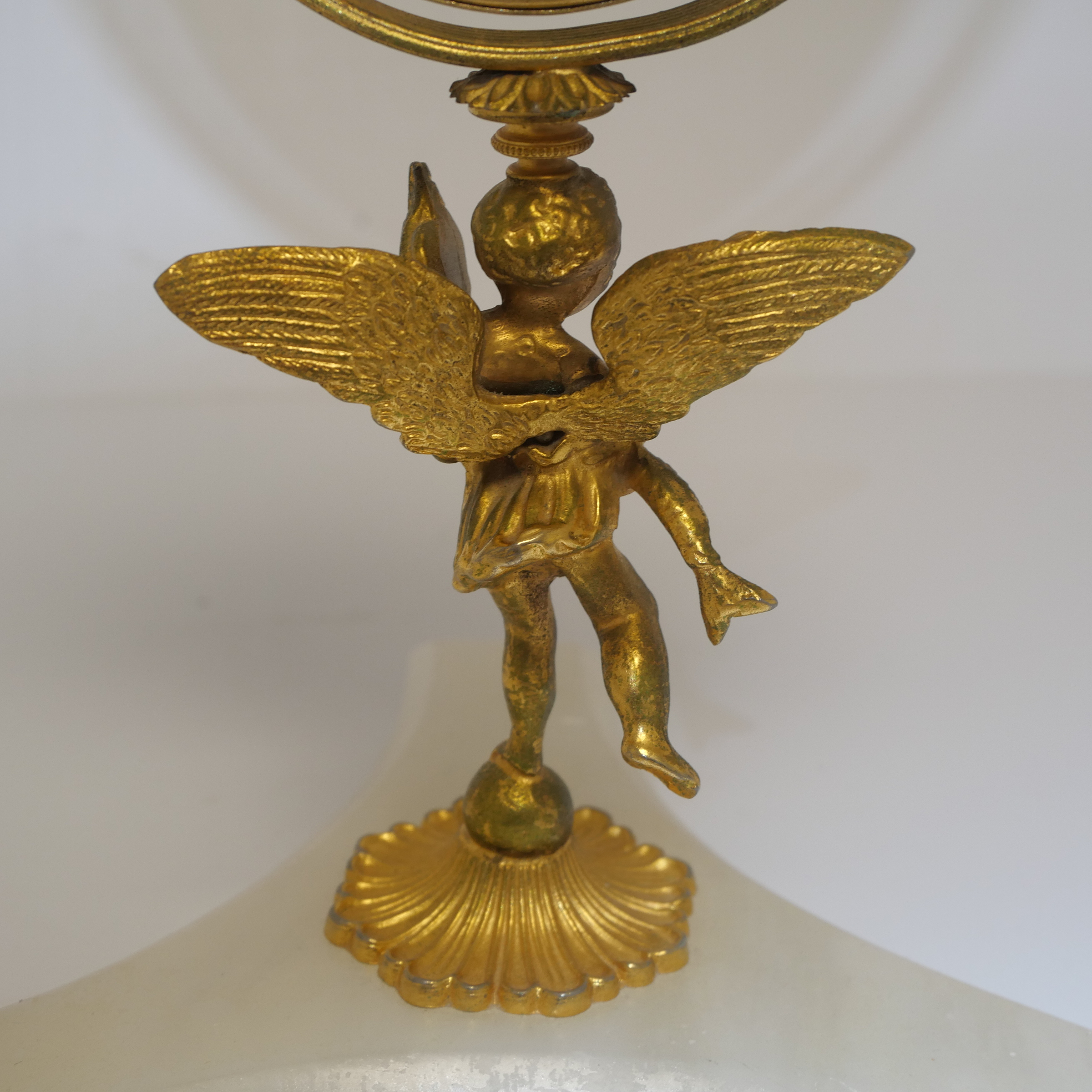 Voir photo 5 de Miroir de toilette pivotant Napoléon III en albâtre et métal doré – Cupidon – XIXᵉ siècle Miroir de toilette pivotant Napoléon III en albâtre et métal doré – Cupidon – XIXᵉ siècle Bon état reconditionné photo 5