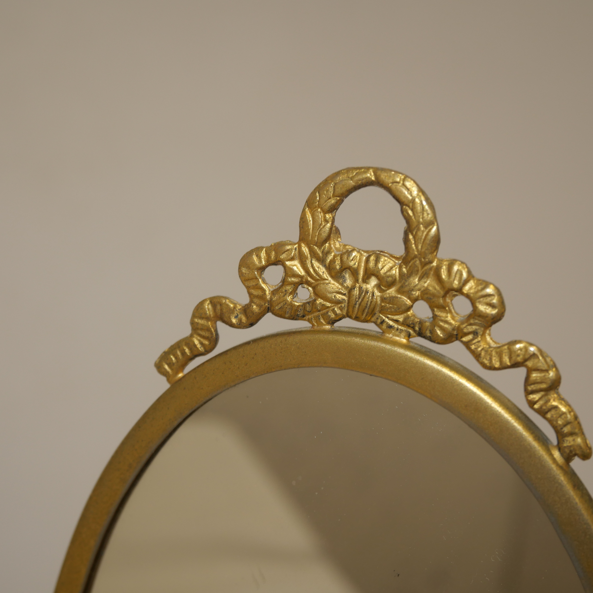 Voir photo 6 de Miroir de toilette pivotant Napoléon III en albâtre et métal doré – Cupidon – XIXᵉ siècle Miroir de toilette pivotant Napoléon III en albâtre et métal doré – Cupidon – XIXᵉ siècle Bon état reconditionné photo 6