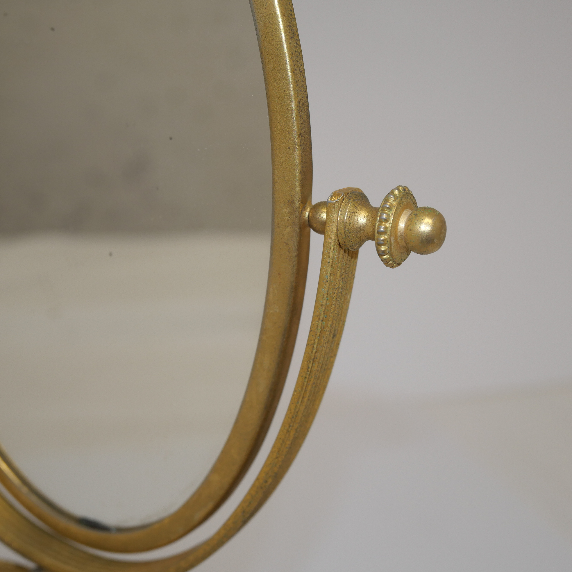 Voir photo 7 de Miroir de toilette pivotant Napoléon III en albâtre et métal doré – Cupidon – XIXᵉ siècle Miroir de toilette pivotant Napoléon III en albâtre et métal doré – Cupidon – XIXᵉ siècle Bon état reconditionné photo 7