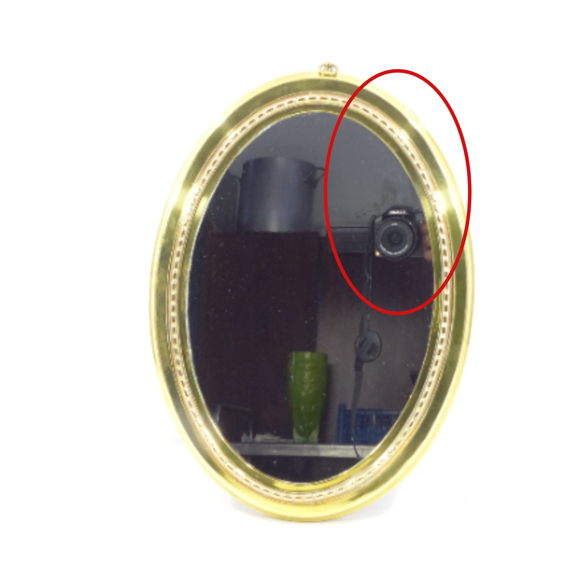 Miroir en laiton vintage - Forme Ovale Bon état - 22,50 € Miroir en laiton vintage - Forme Ovale Bon état reconditionné disponible sur Label Emmaüs