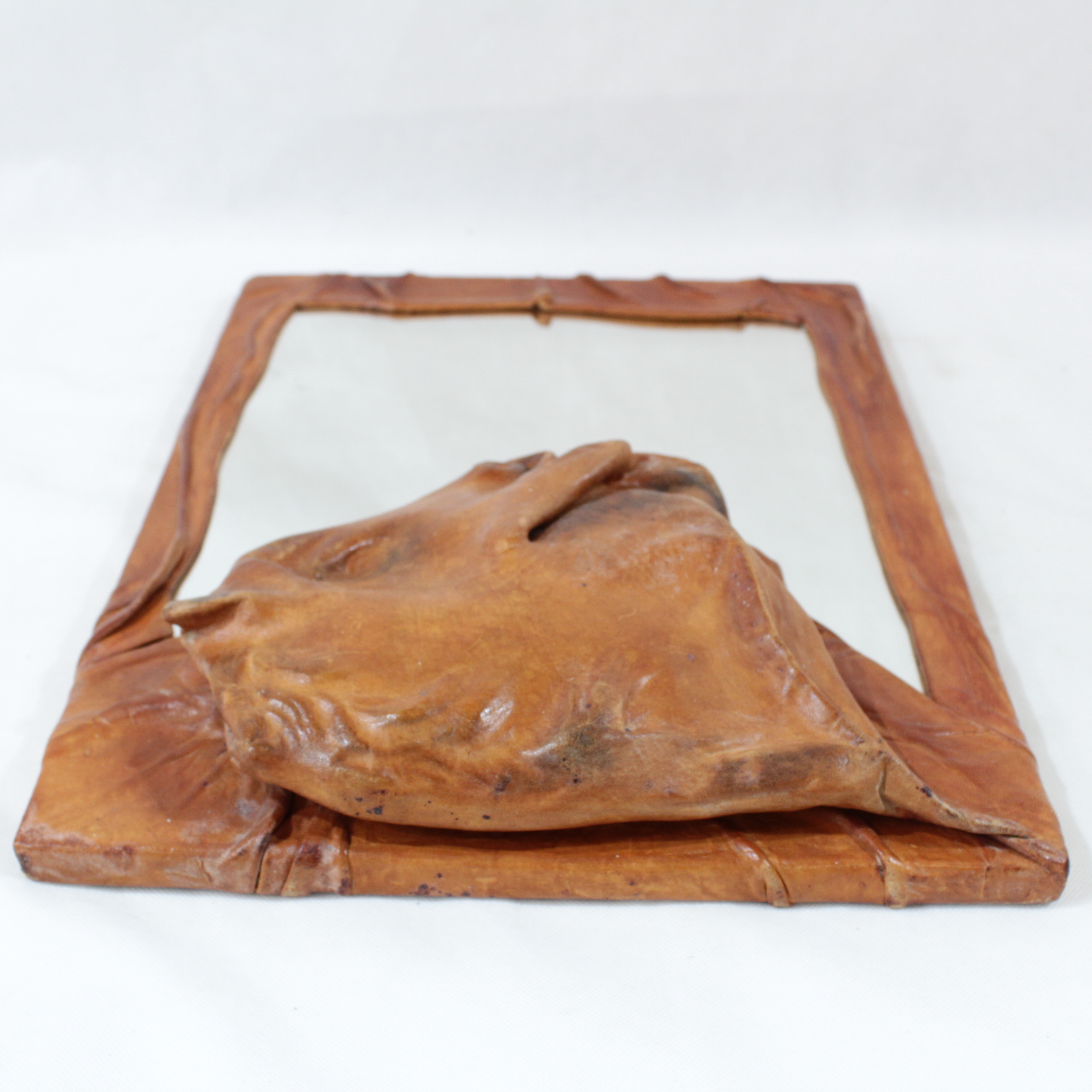 Miroir mural décor cuir signé R.N Bon état - 12,50 € Miroir mural décor cuir signé R.N Bon état reconditionné disponible sur Label Emmaüs