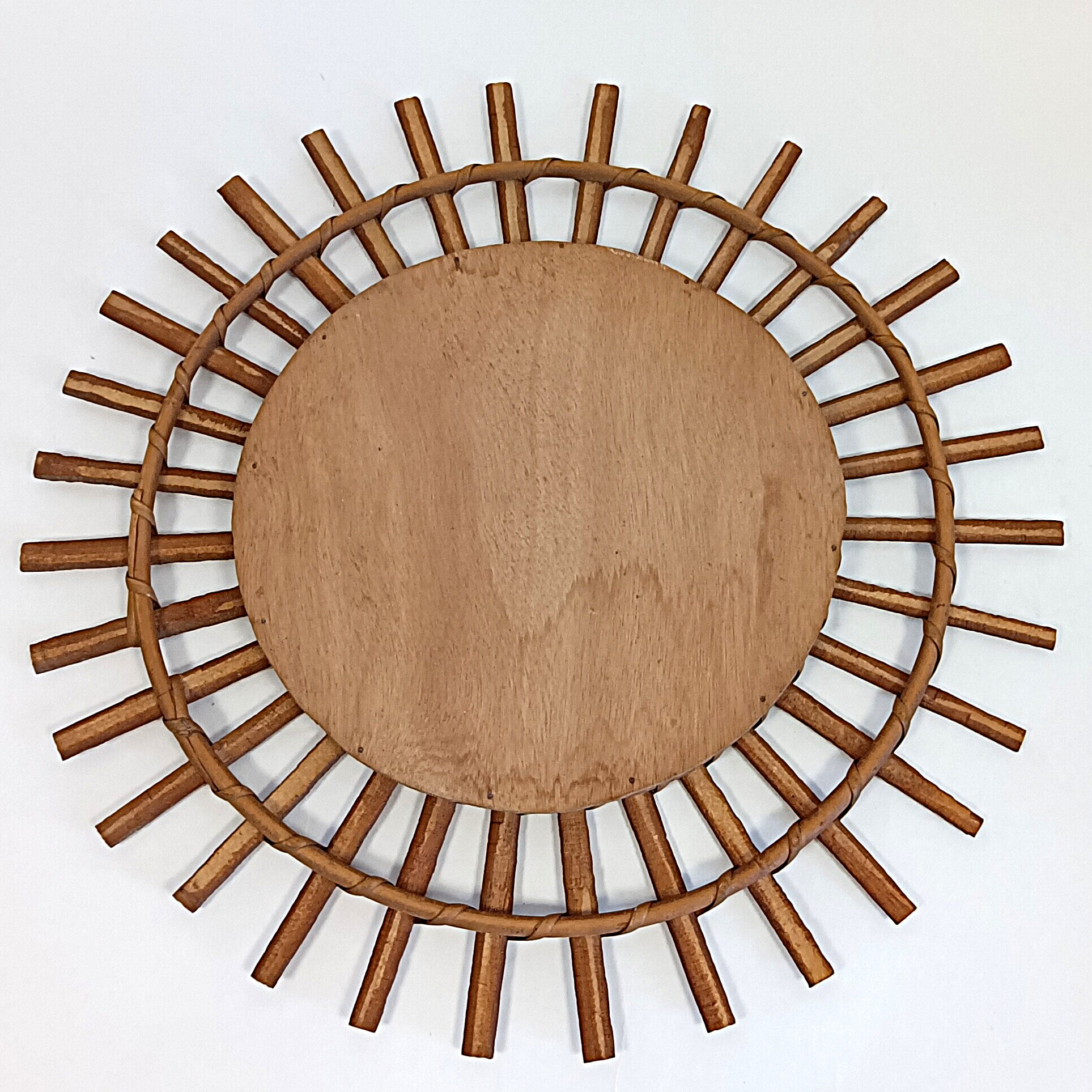 Voir photo 2 de Miroir mural rond en bambou tressé Ø 48 cm Miroir mural rond en bambou tressé Ø 48 cm Bon état reconditionné photo 2