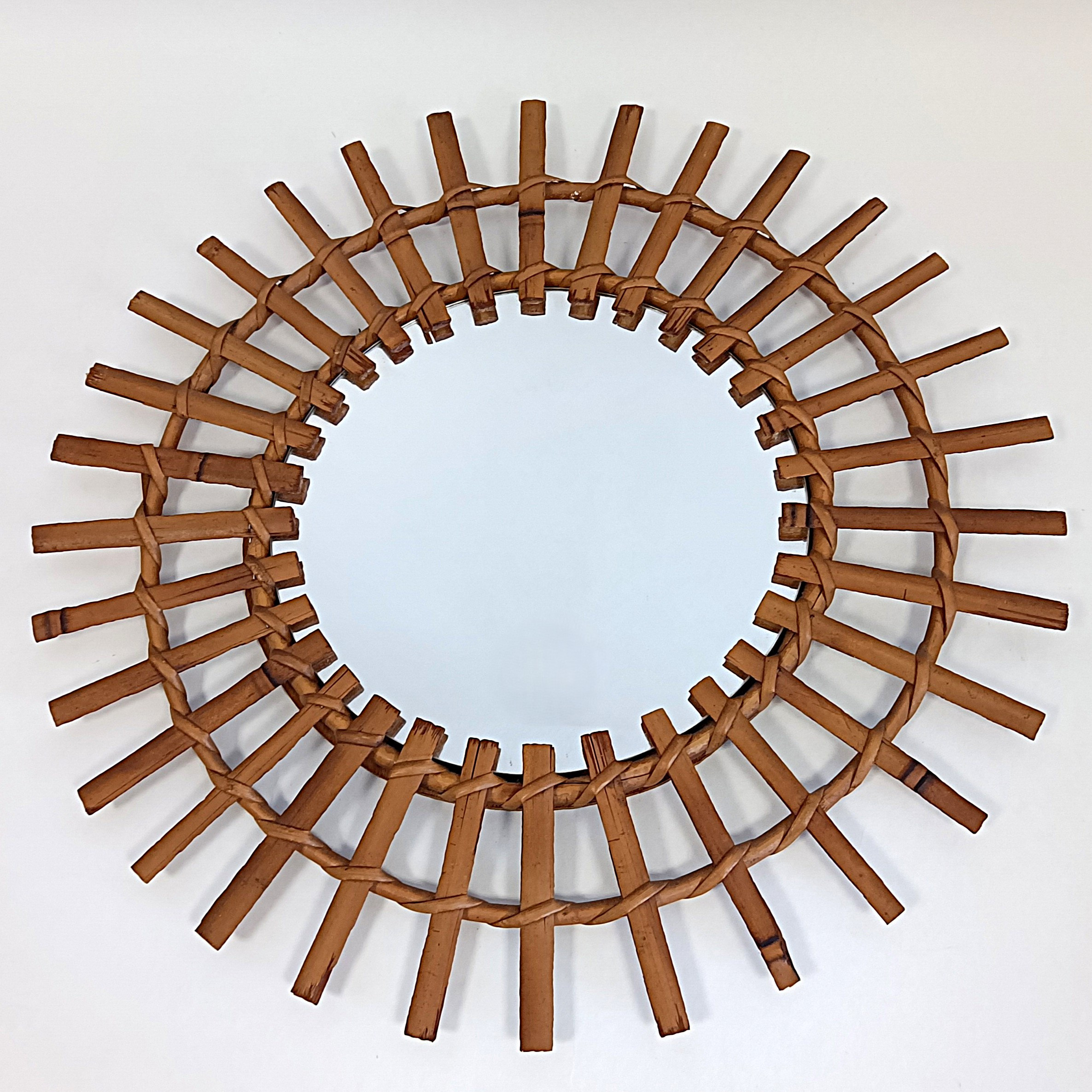 Voir photo 3 de Miroir mural rond en bambou tressé Ø 48 cm Miroir mural rond en bambou tressé Ø 48 cm Bon état reconditionné photo 3
