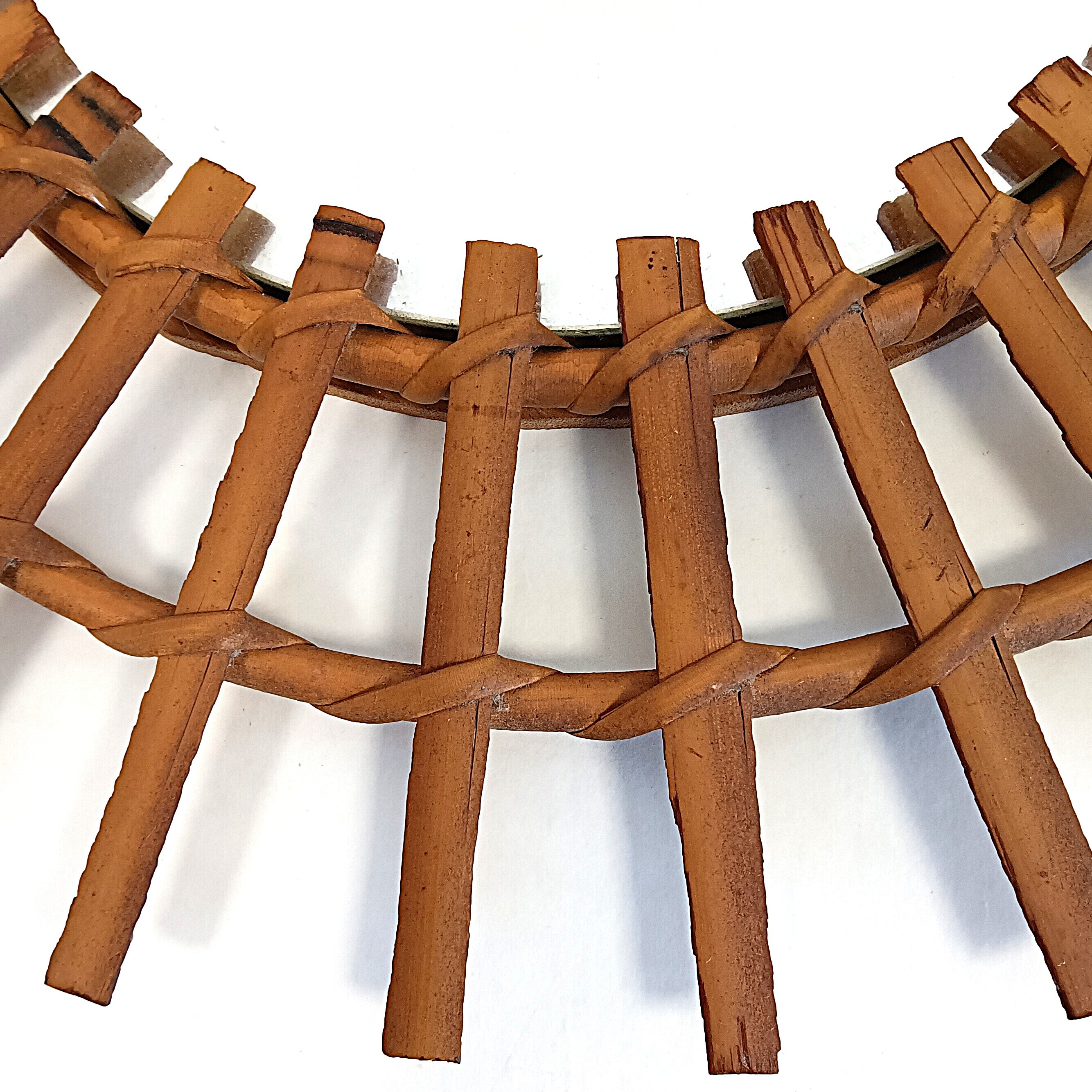 Voir photo 4 de Miroir mural rond en bambou tressé Ø 48 cm Miroir mural rond en bambou tressé Ø 48 cm Bon état reconditionné photo 4