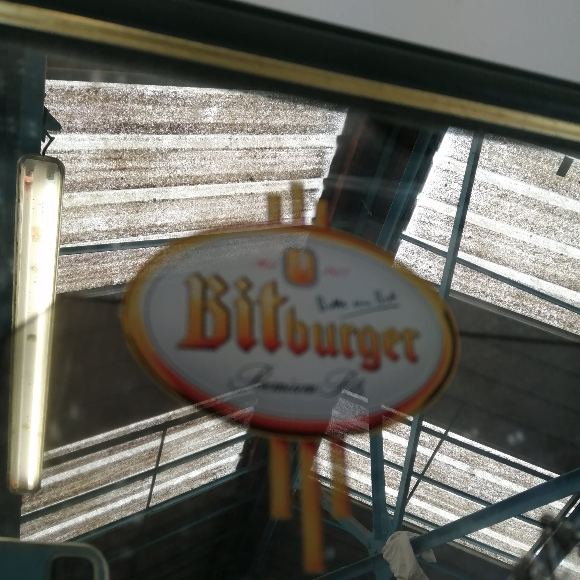 Voir photo 2 de Miroir Publicitaire des Années 90 Bière Bitburger . Miroir Publicitaire des Années 90 Bière Bitburger . reconditionné photo 2