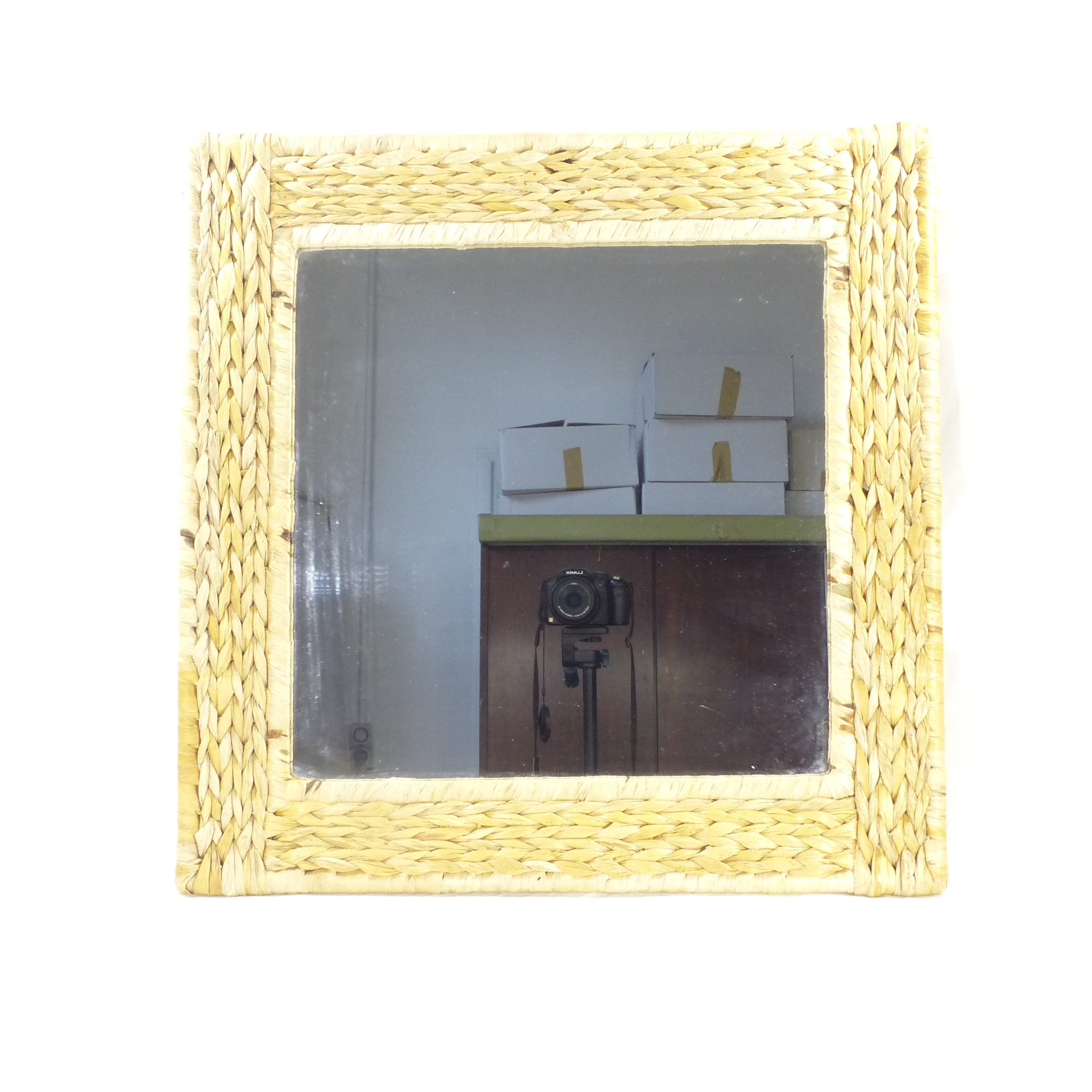 Miroir rectangulaire en osier tressé - Déco naturelle Bon état - 21,00 € Miroir rectangulaire en osier tressé - Déco naturelle Bon état reconditionné disponible sur Label Emmaüs