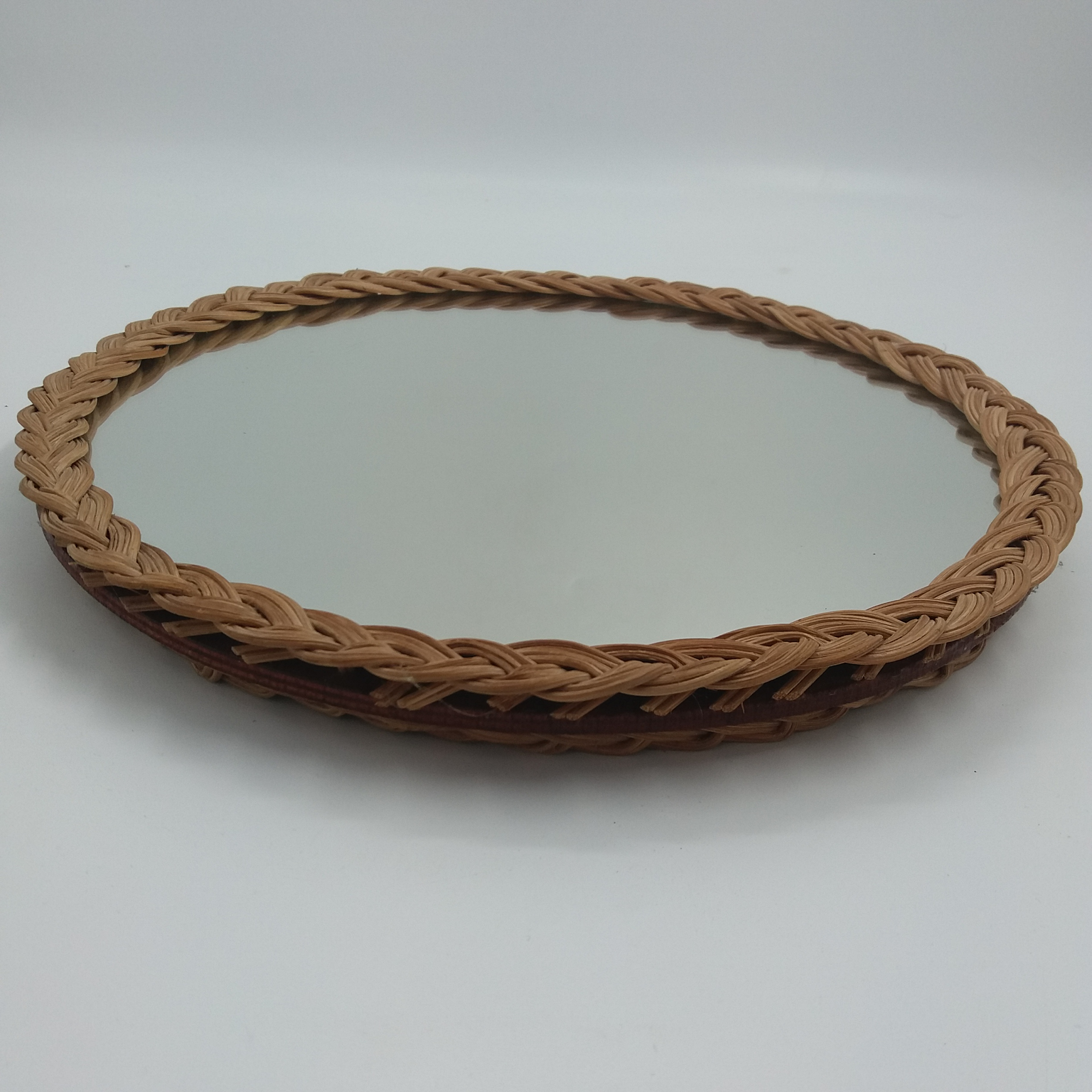 Voir photo 2 de Miroir rond vrai vintage. 31 cm. Rotin tressé. Attache et bois au dos. Miroir rond vrai vintage. 31 cm. Rotin tressé. Attache et bois au dos. Très bon état reconditionné photo 2
