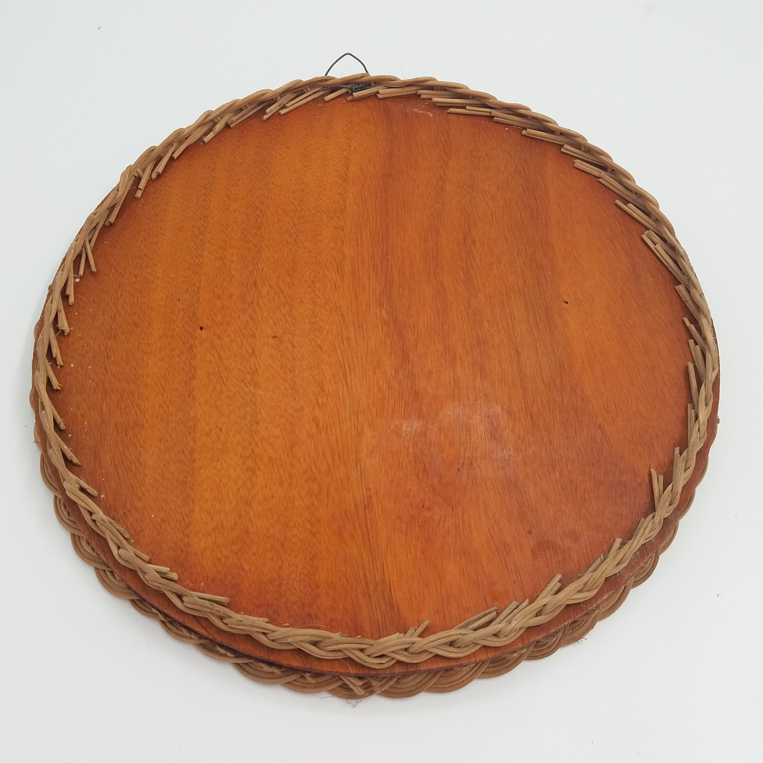 Voir photo 4 de Miroir rond vrai vintage. 31 cm. Rotin tressé. Attache et bois au dos. Miroir rond vrai vintage. 31 cm. Rotin tressé. Attache et bois au dos. Très bon état reconditionné photo 4
