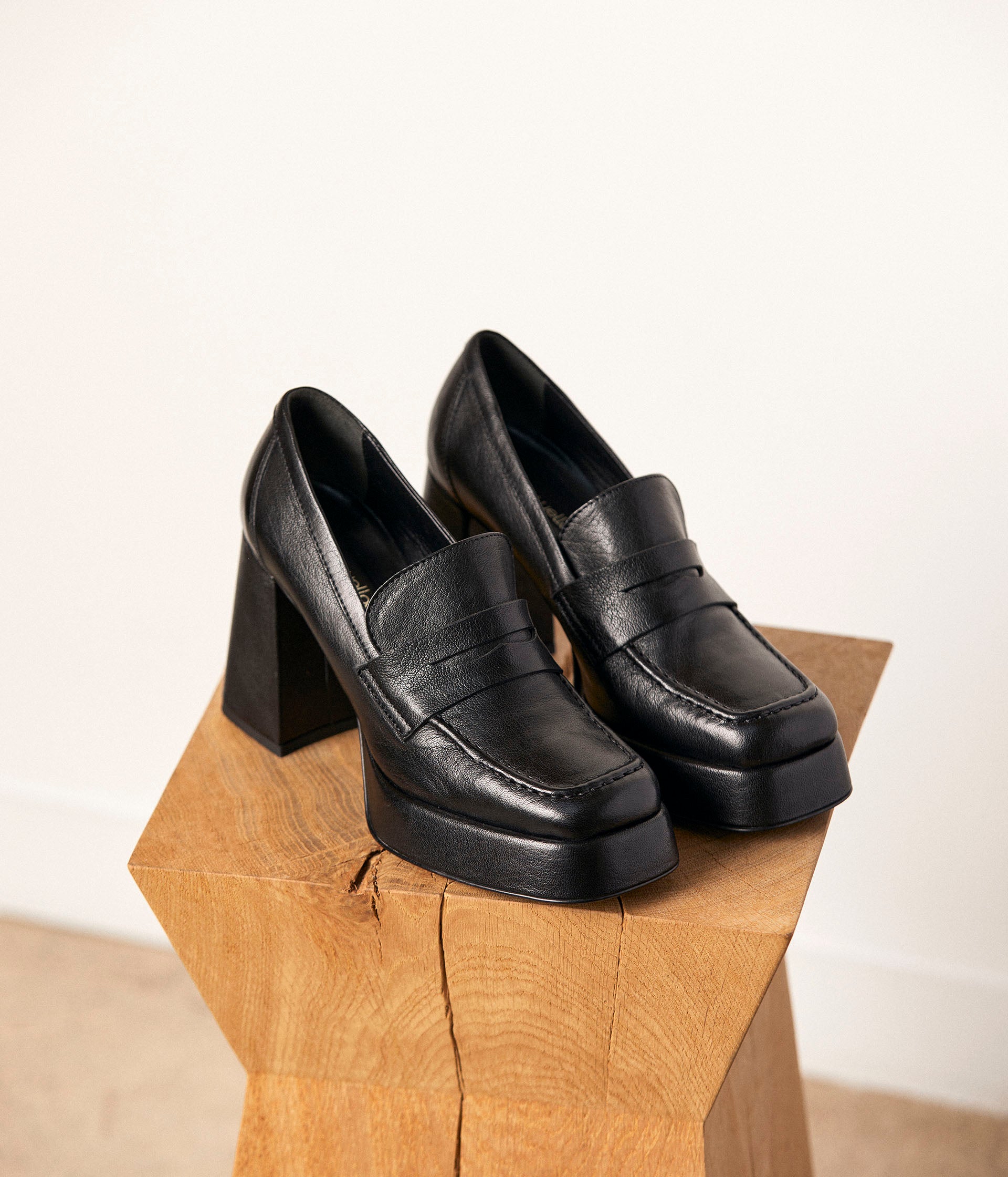 MOCASSIN BATIA NOIR Seconde chance - 76,00 € MOCASSIN BATIA NOIR Seconde chance Mellow Yellow reconditionné disponible sur Claquettes Market