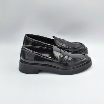 Mocassin Zara noir de seconde main - 15,00 € Mocassin Zara noir de seconde main Zara reconditionné disponible sur Claquettes Market