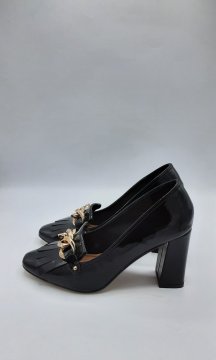 Mocassins a talon noir de seconde main - 16,00 € Mocassins a talon noir de seconde main reconditionné disponible sur Claquettes Market
