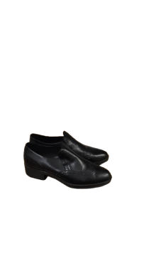 Mocassins cuir noir bout fleuri secondes mains très bon etat - 35,00 € Mocassins cuir noir bout fleuri secondes mains très bon etat Geox reconditionné disponible sur Claquettes Market