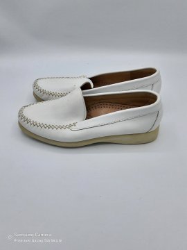 Mocassins en cuir blanc - HIRICA - T37 de seconde main - 15,00 € Mocassins en cuir blanc - HIRICA - T37 de seconde main N/A reconditionné disponible sur Claquettes Market