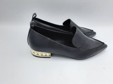 Mocassins JF noirs de seconde main - 15,00 € Mocassins JF noirs de seconde main reconditionné disponible sur Claquettes Market
