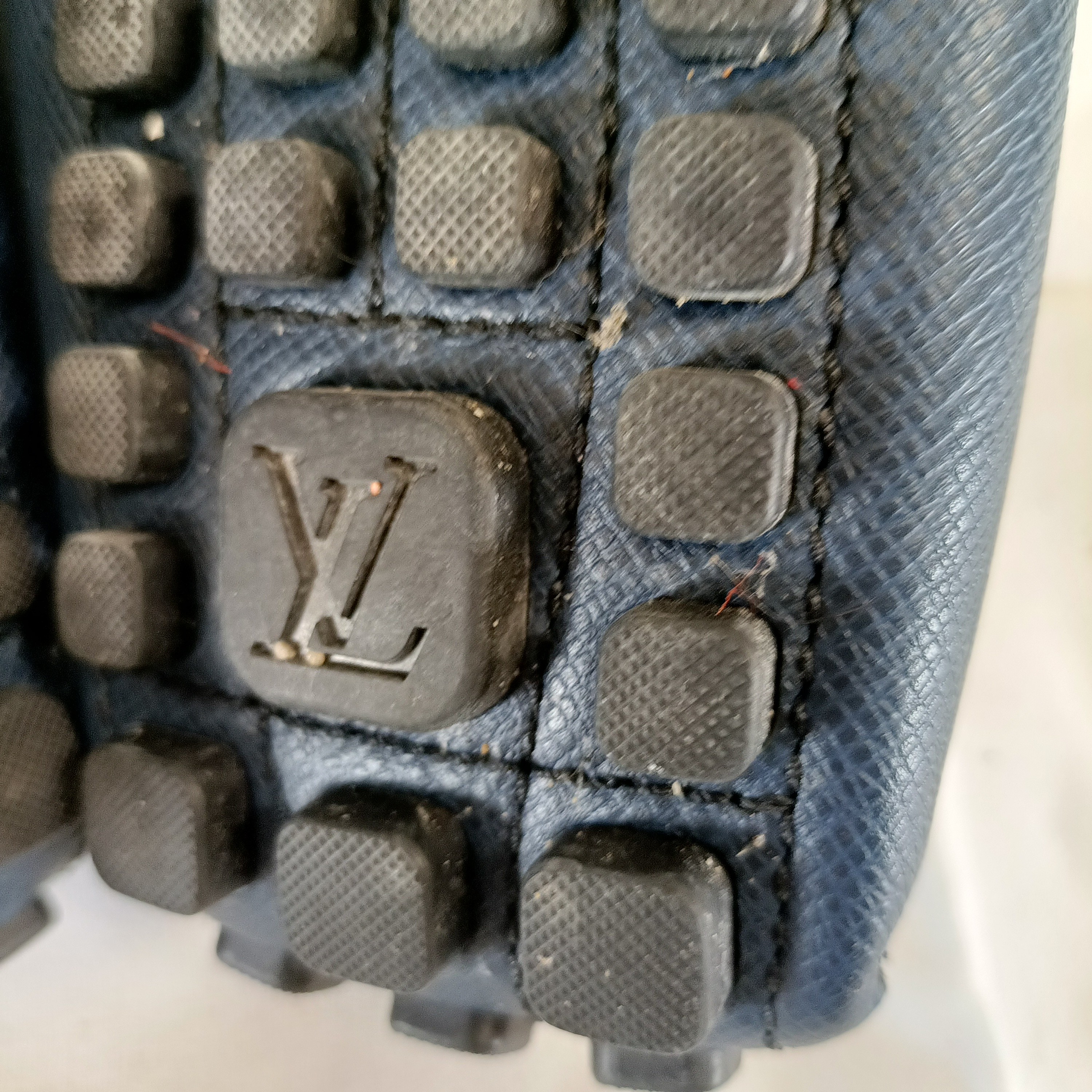 Voir photo 10 de Mocassins Louis Vuitton Hockenheim bleu cuir grainé homme Mocassins Louis Vuitton Hockenheim bleu cuir grainé homme Parfait état reconditionné photo 10