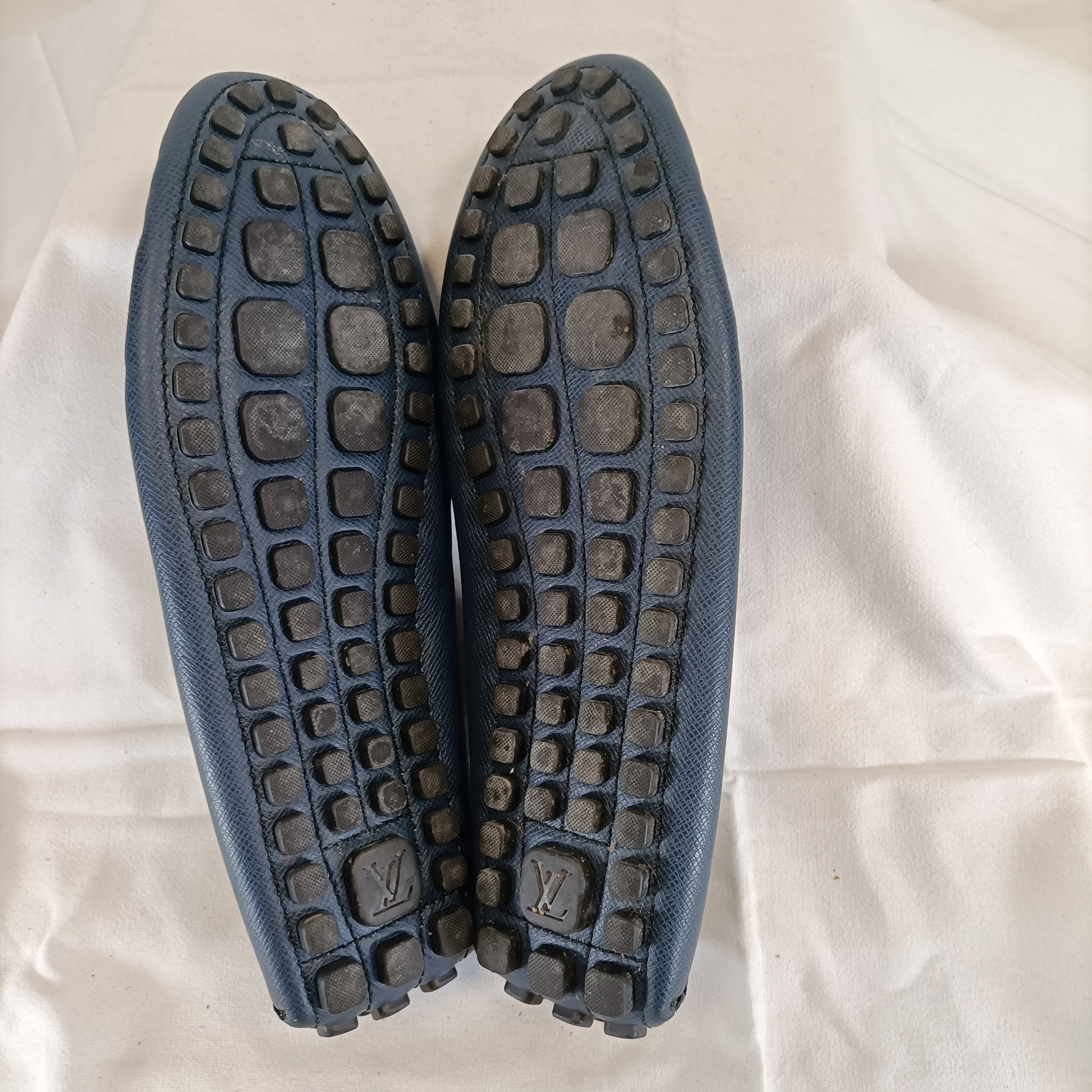 Voir photo 9 de Mocassins Louis Vuitton Hockenheim bleu cuir grainé homme Mocassins Louis Vuitton Hockenheim bleu cuir grainé homme Parfait état reconditionné photo 9