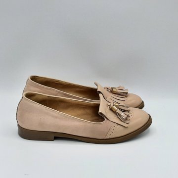 Mocassins Merry Scott beige de seconde main - 15,00 € Mocassins Merry Scott beige de seconde main reconditionné disponible sur Claquettes Market