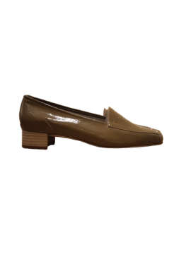 Mocassins petit talon cuir vernis taupe KIM de seconde main - 30,00 € Mocassins petit talon cuir vernis taupe KIM de seconde main reconditionné disponible sur Claquettes Market