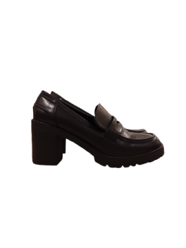 Mocasssin talon noir synthétique CACHE CACHE T39 de seconde main - 10,00 € Mocasssin talon noir synthétique CACHE CACHE T39 de seconde main Cache Cache reconditionné disponible sur Claquettes Market