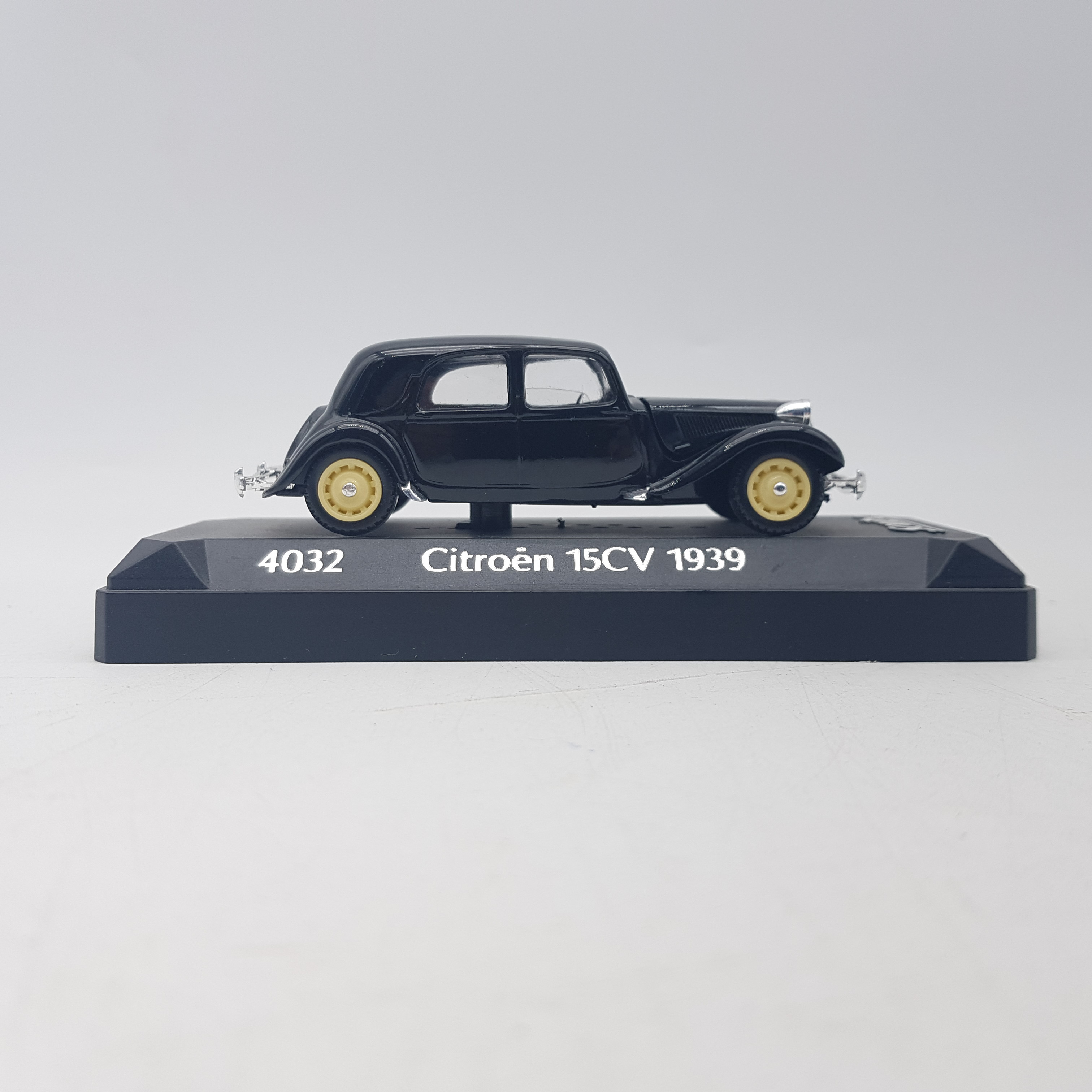 Voir photo 2 de Modèle réduit de Citroën 15CV 1939 Modèle réduit de Citroën 15CV 1939 reconditionné photo 2