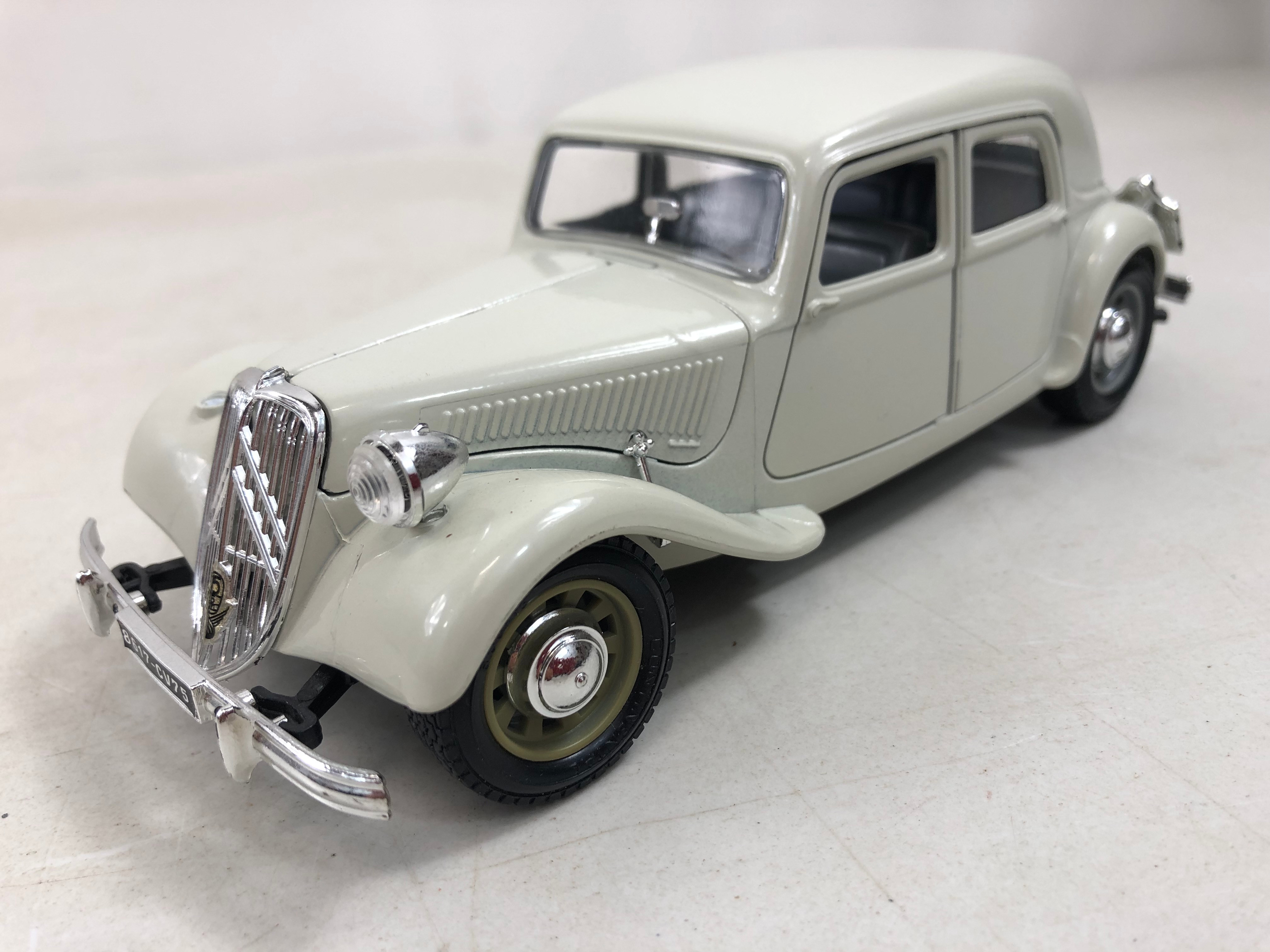 Voir photo 2 de Modèle réduit voiture BURAGO Citroen TA 15 CV Modèle réduit voiture BURAGO Citroen TA 15 CV État correct reconditionné photo 2