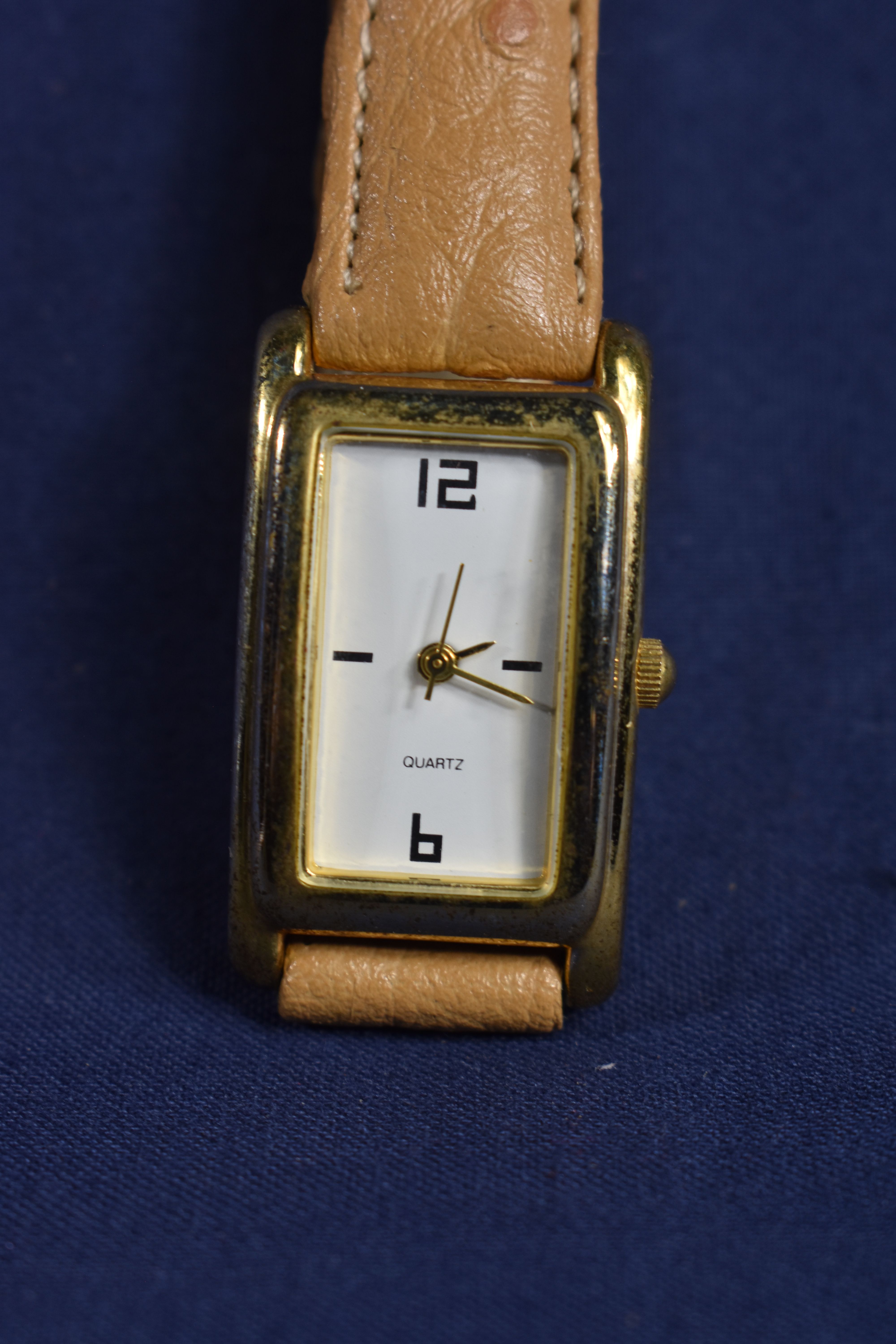 Voir photo 3 de Montre femme digitale rectangulaire marquée au dos " LDADPR " Montre femme digitale rectangulaire marquée au dos " LDADPR " Bon état reconditionné photo 3