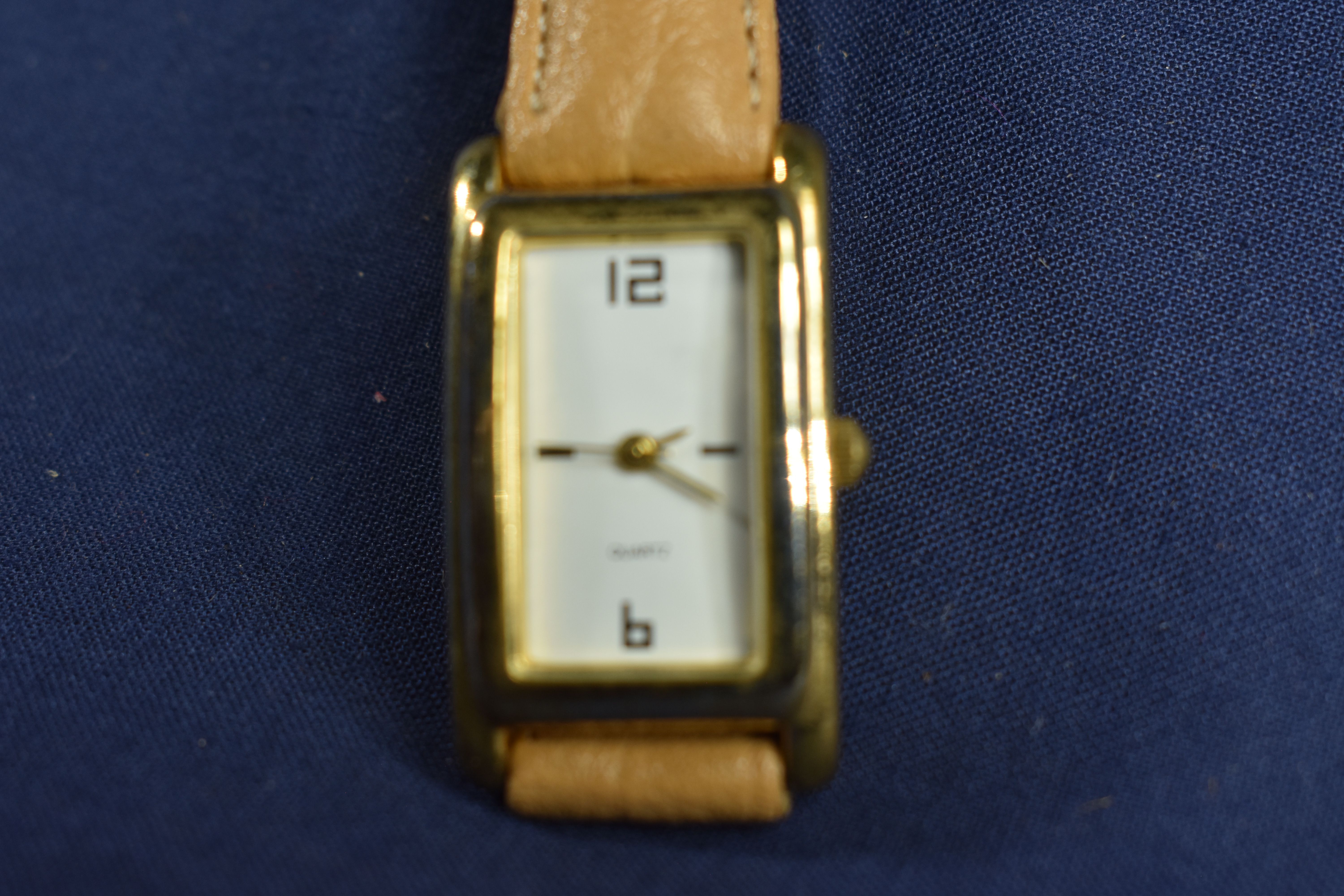 Voir photo 4 de Montre femme digitale rectangulaire marquée au dos " LDADPR " Montre femme digitale rectangulaire marquée au dos " LDADPR " Bon état reconditionné photo 4