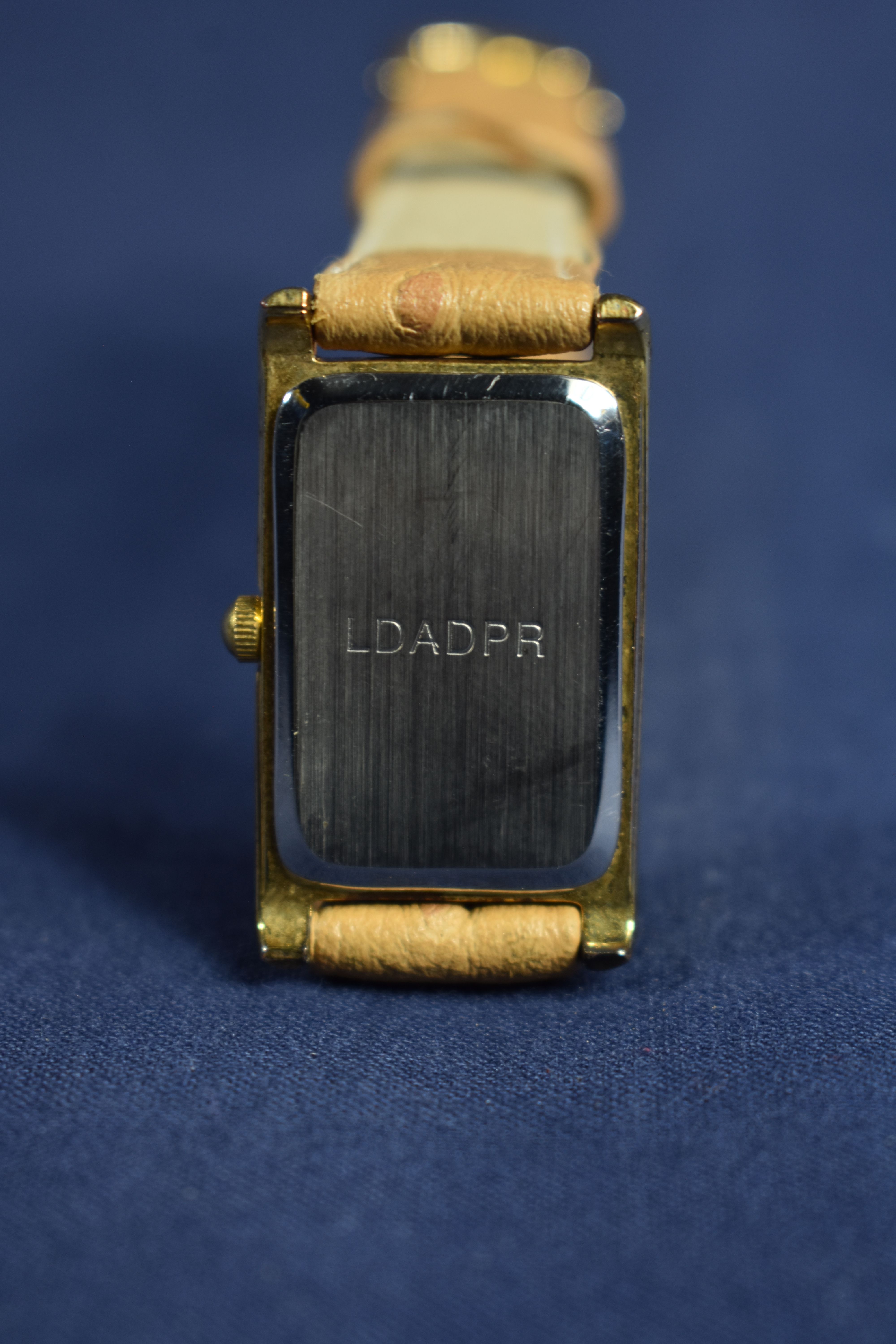 Voir photo 5 de Montre femme digitale rectangulaire marquée au dos " LDADPR " Montre femme digitale rectangulaire marquée au dos " LDADPR " Bon état reconditionné photo 5