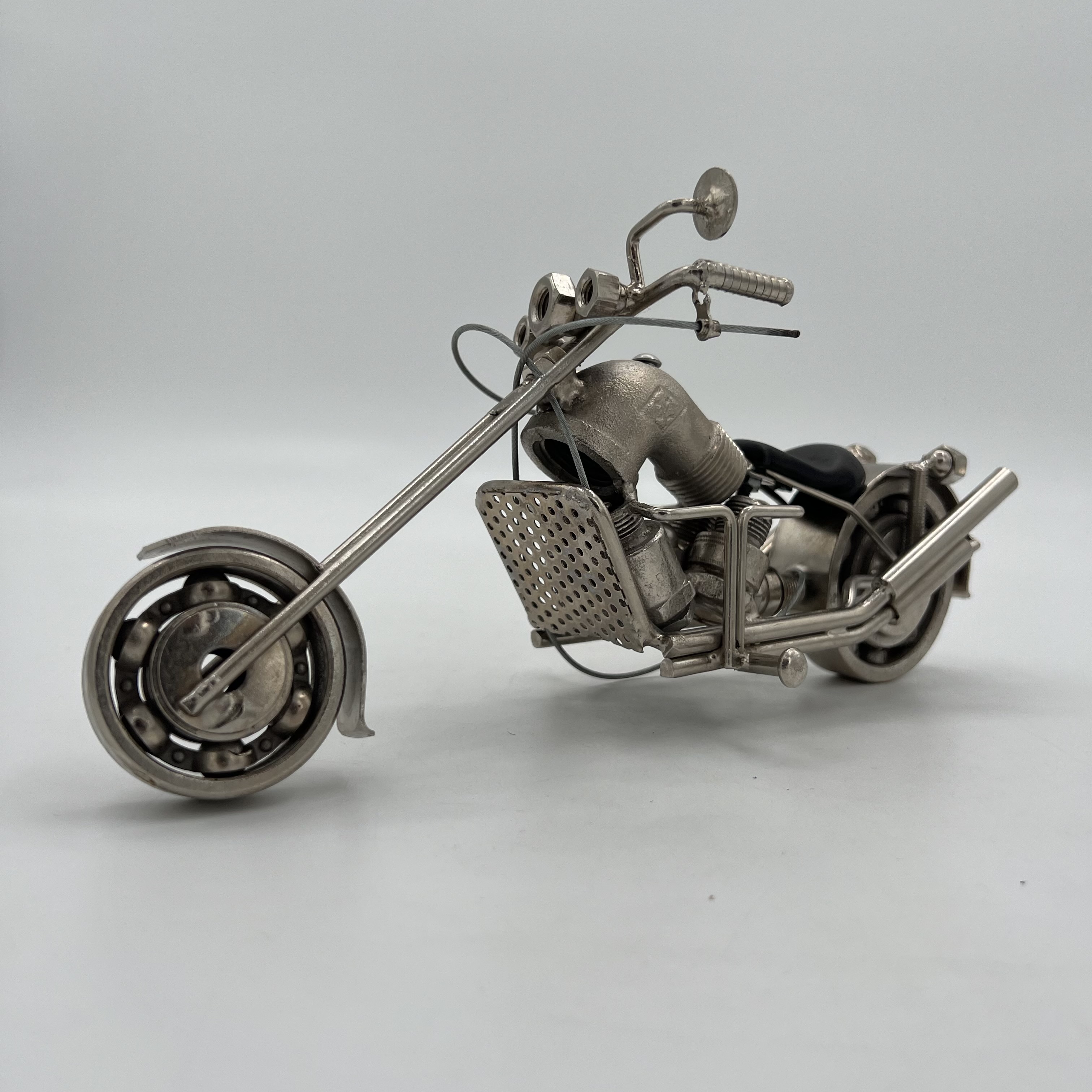Acheter Moto miniature métallique décoratif Très bon état - 24,00 € Moto miniature métallique décoratif Très bon état reconditionné disponible sur Label Emmaüs