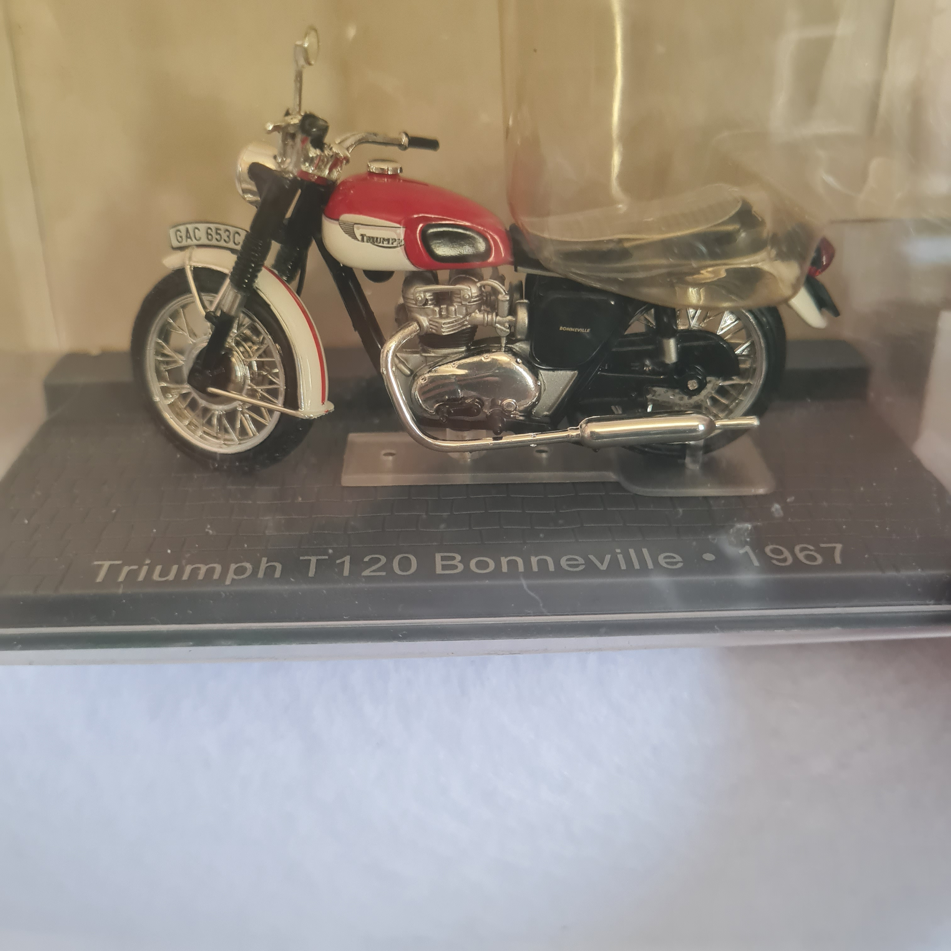 Voir photo 2 de Moto Miniature Triumph T120 Bonneville 1967 – Modèle de Collection Moto Miniature Triumph T120 Bonneville 1967 – Modèle de Collection Bon état reconditionné photo 2