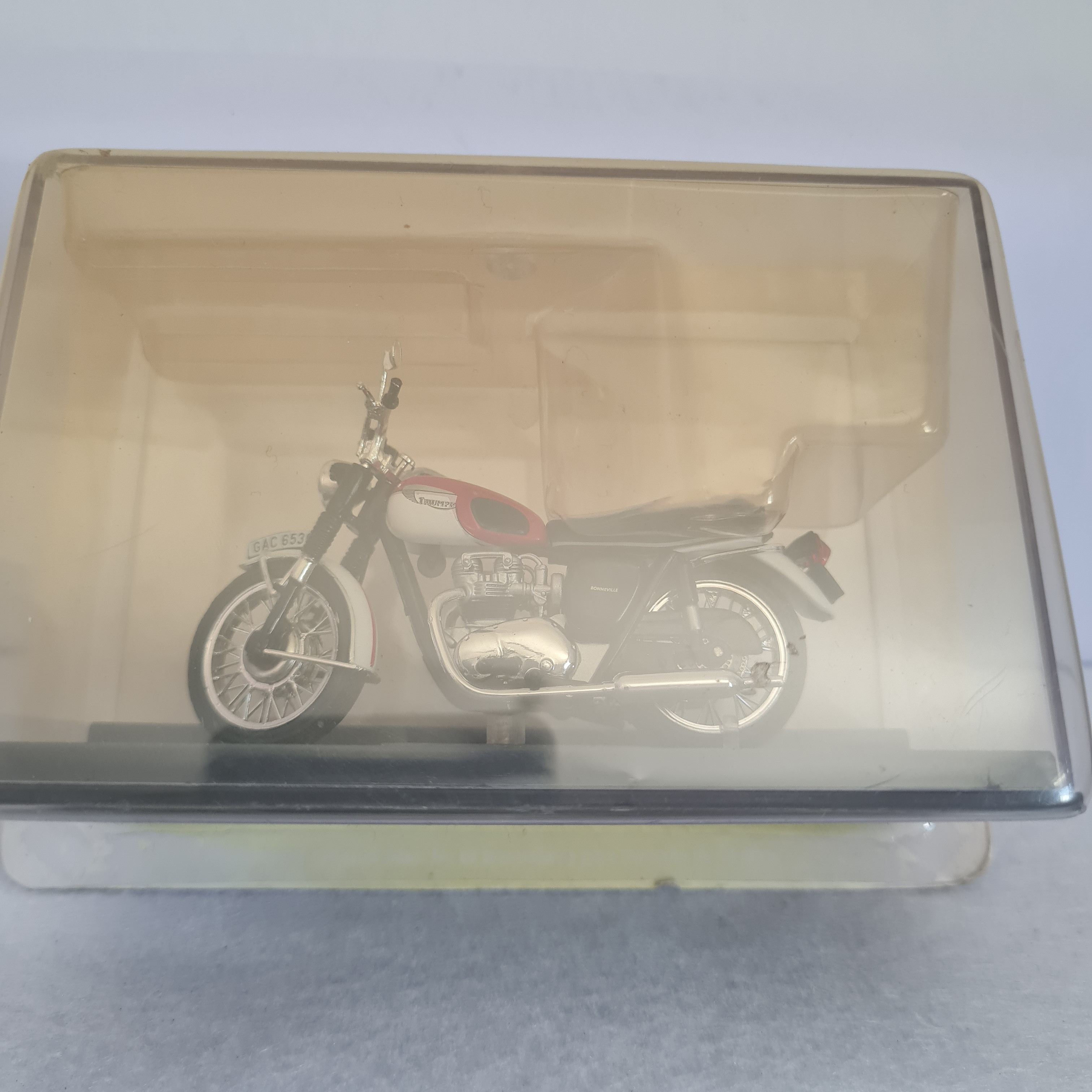 Voir photo 4 de Moto Miniature Triumph T120 Bonneville 1967 – Modèle de Collection Moto Miniature Triumph T120 Bonneville 1967 – Modèle de Collection Bon état reconditionné photo 4