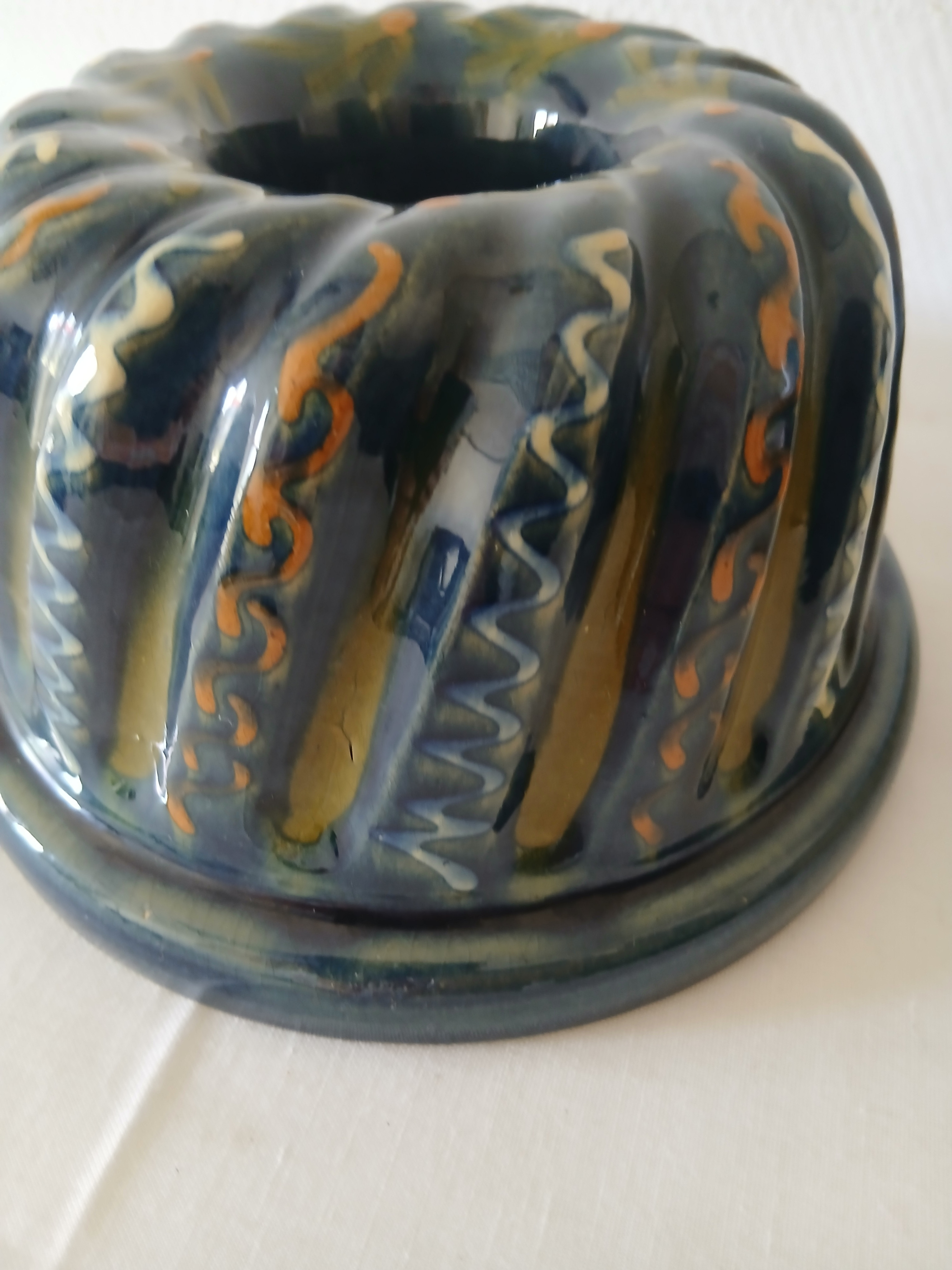 Voir photo 2 de Moule à kougloff et son plat de présentation en terre cuite vernissée. Moule à kougloff et son plat de présentation en terre cuite vernissée. Très bon état reconditionné photo 2