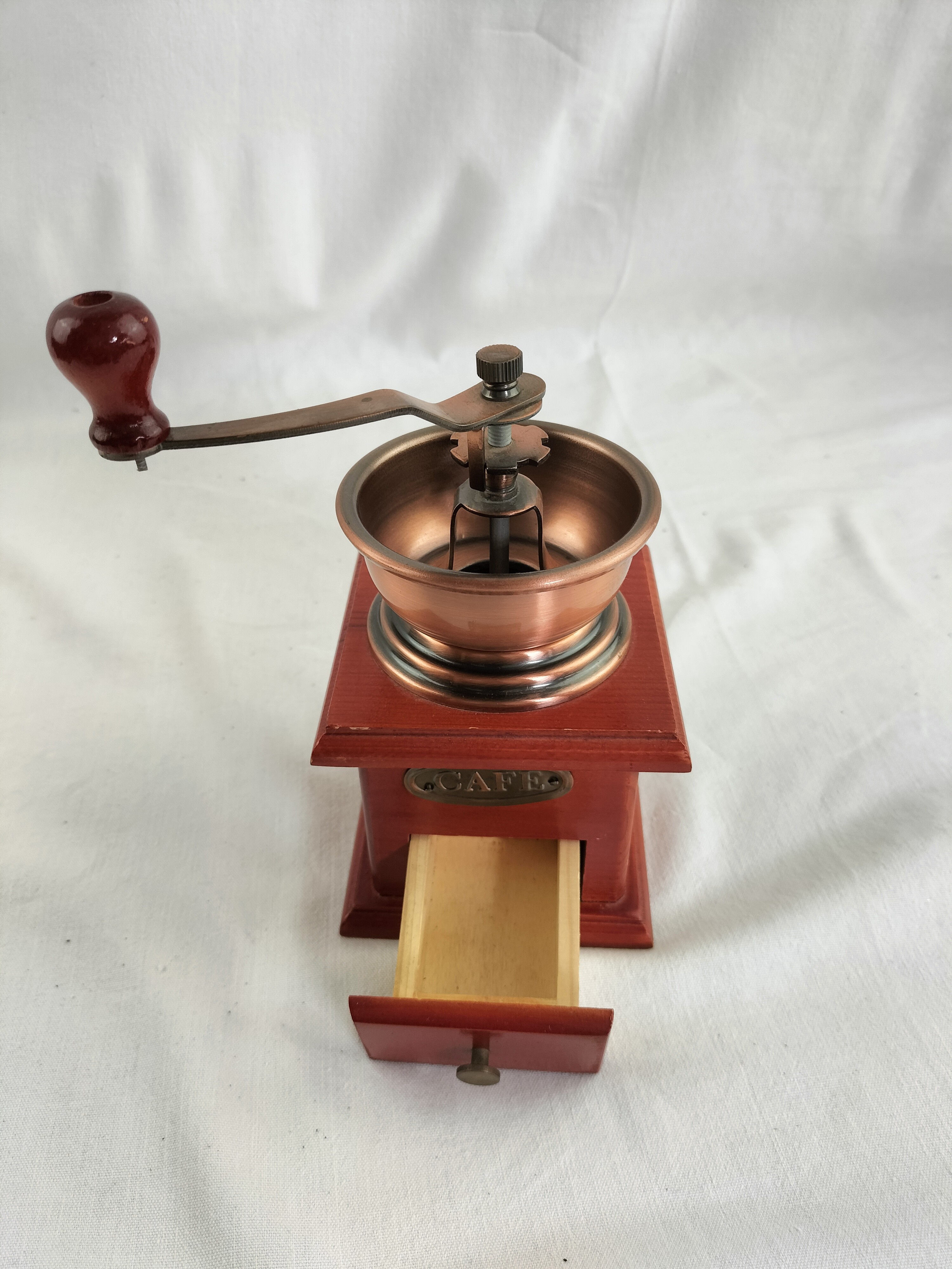 Voir photo 4 de Moulin à café manuel vintage en bois et métal cuivré – Objet déco rétro Moulin à café manuel vintage en bois et métal cuivré – Objet déco rétro Bon état reconditionné photo 4