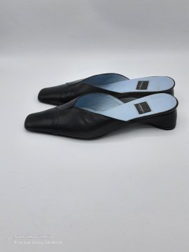 Mules à talons graphiques noires cuir MARCO MOREO T38 de seconde main Très bon état - 20,00 € Mules à talons graphiques noires cuir MARCO MOREO T38 de seconde main Très bon état N/A reconditionné disponible sur Claquettes Market