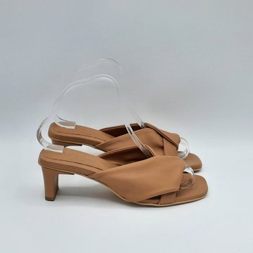 Acheter Mules marron de seconde main - 15,00 € Mules marron de seconde main reconditionné disponible sur Claquettes Market