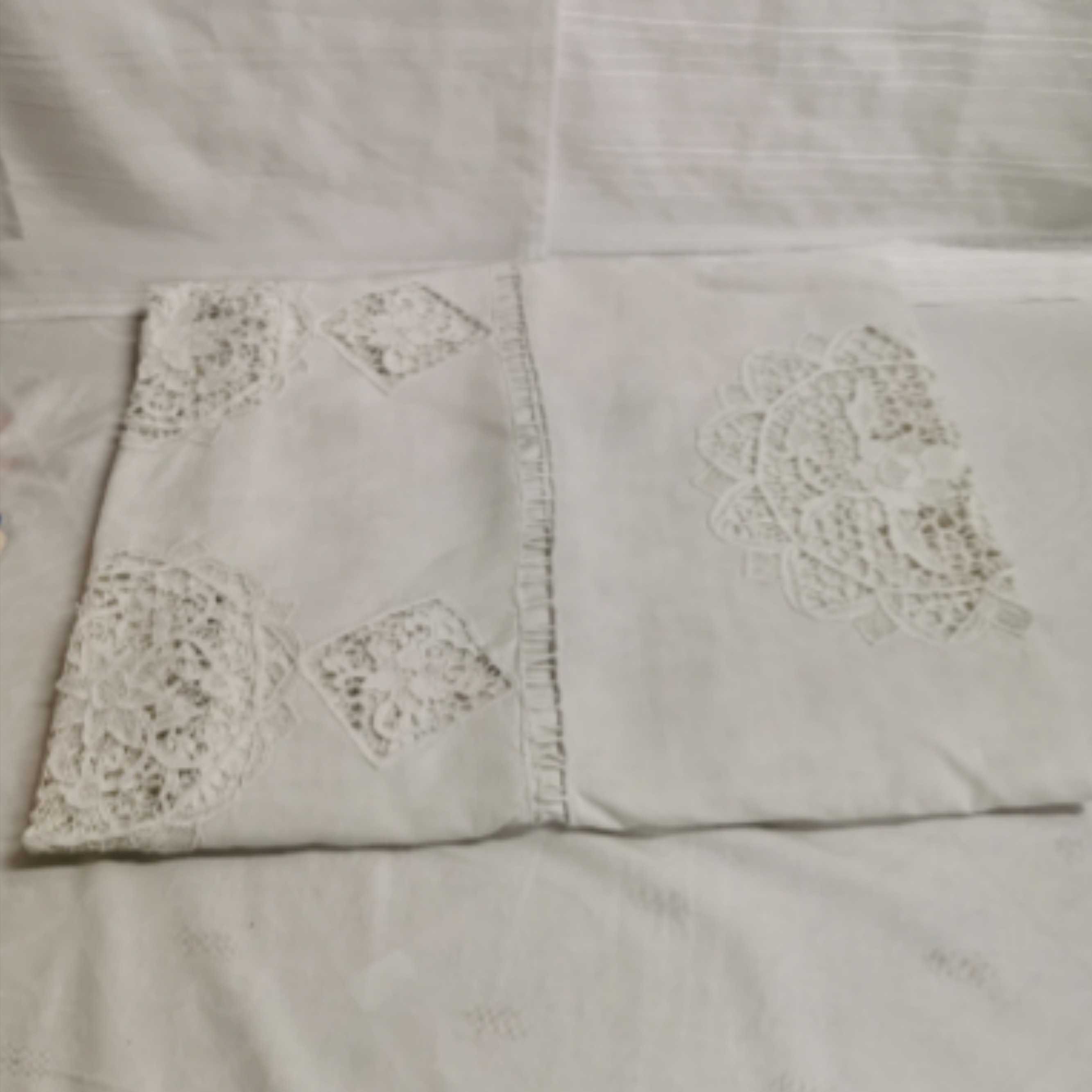 Voir photo 2 de Nappe 280 x 110 en fil incrustation de dentelle faite en fil de coton. Crocheté main. Nappe 280 x 110 en fil incrustation de dentelle faite en fil de coton. Crocheté main. Bon état reconditionné photo 2
