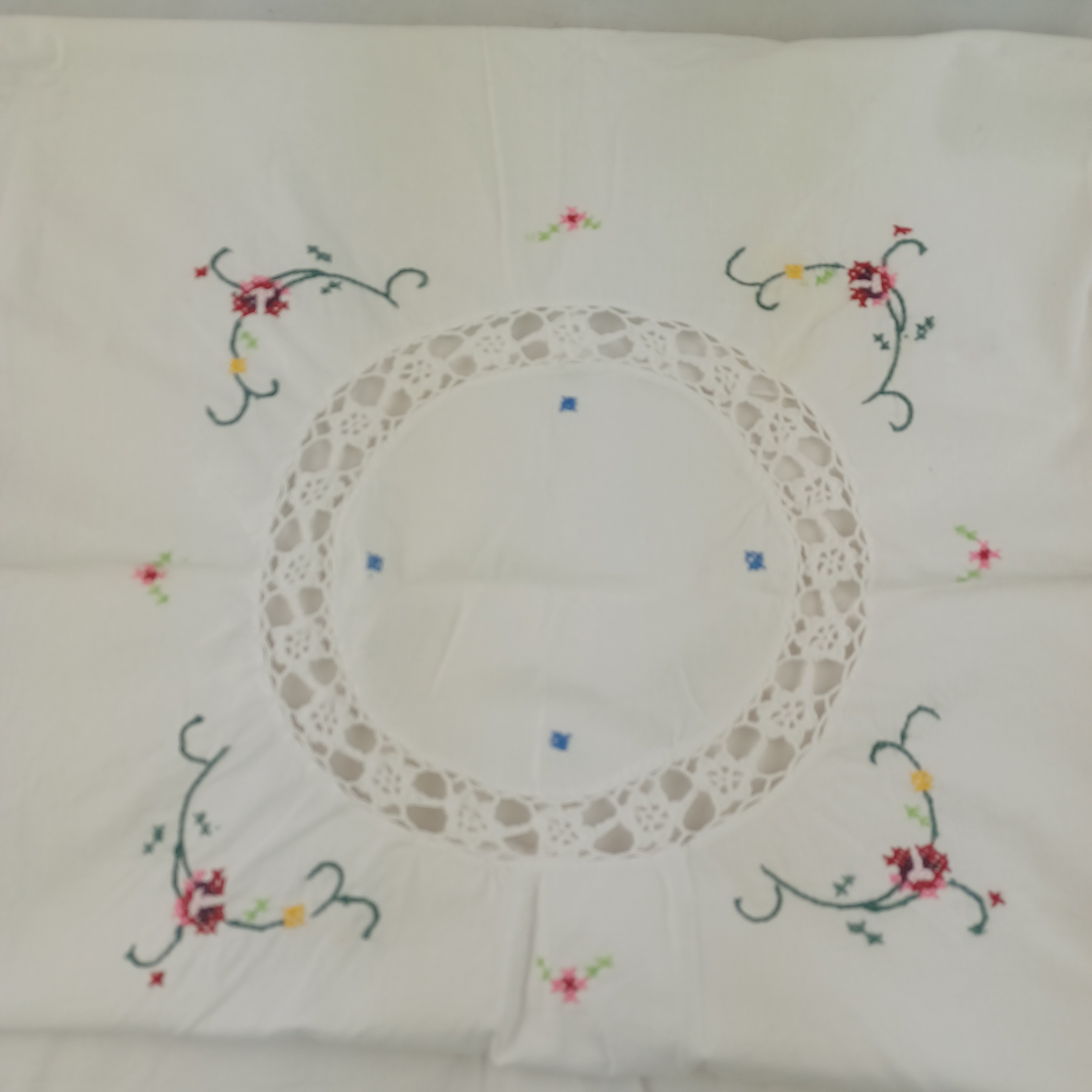 Voir photo 2 de Nappe carrée ancienne brodée de Fleurs roses et rouges en Lin ajouré 80×80 cm Nappe carrée ancienne brodée de Fleurs roses et rouges en Lin ajouré 80×80 cm Très bon état reconditionné photo 2