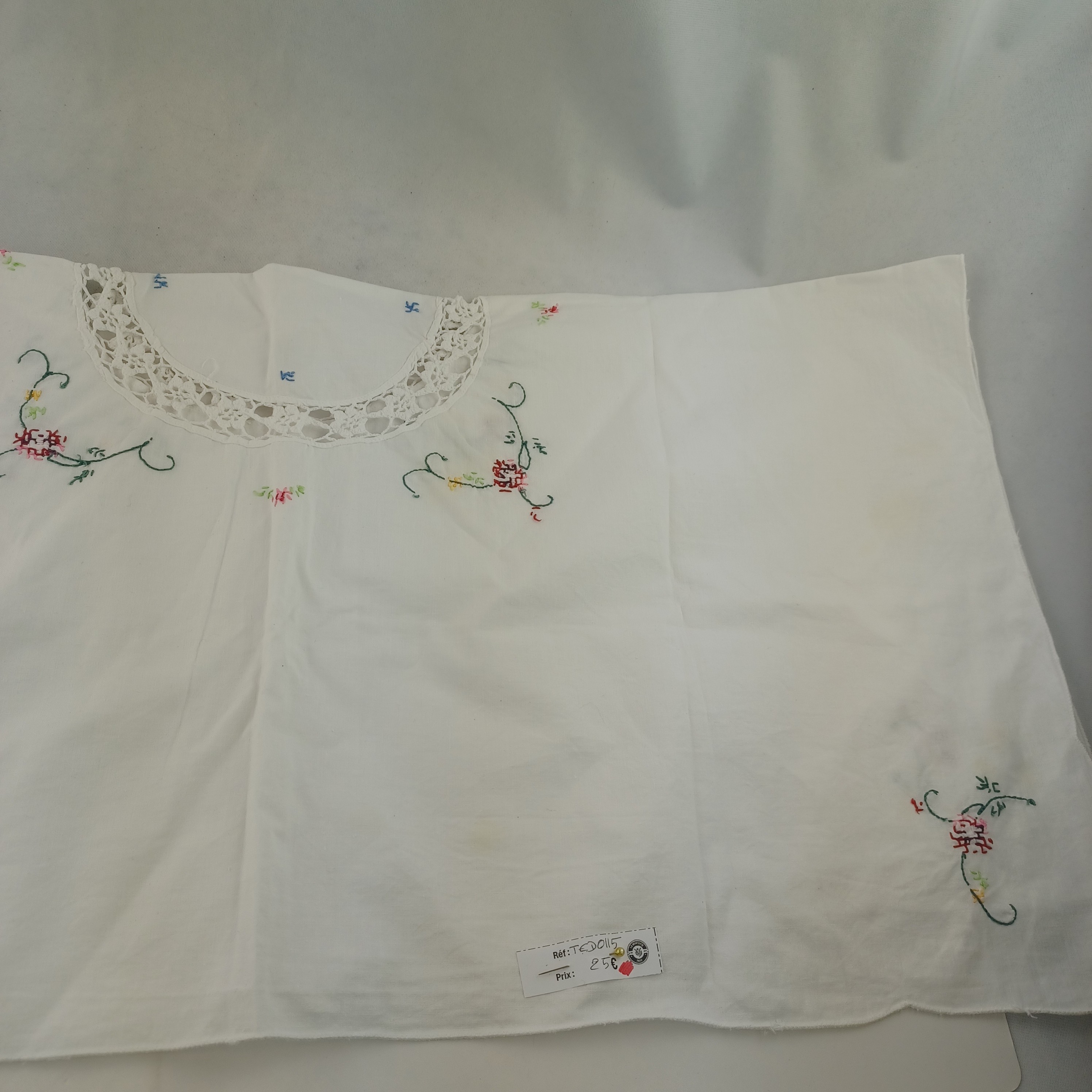 Voir photo 3 de Nappe carrée ancienne brodée de Fleurs roses et rouges en Lin ajouré 80×80 cm Nappe carrée ancienne brodée de Fleurs roses et rouges en Lin ajouré 80×80 cm Très bon état reconditionné photo 3