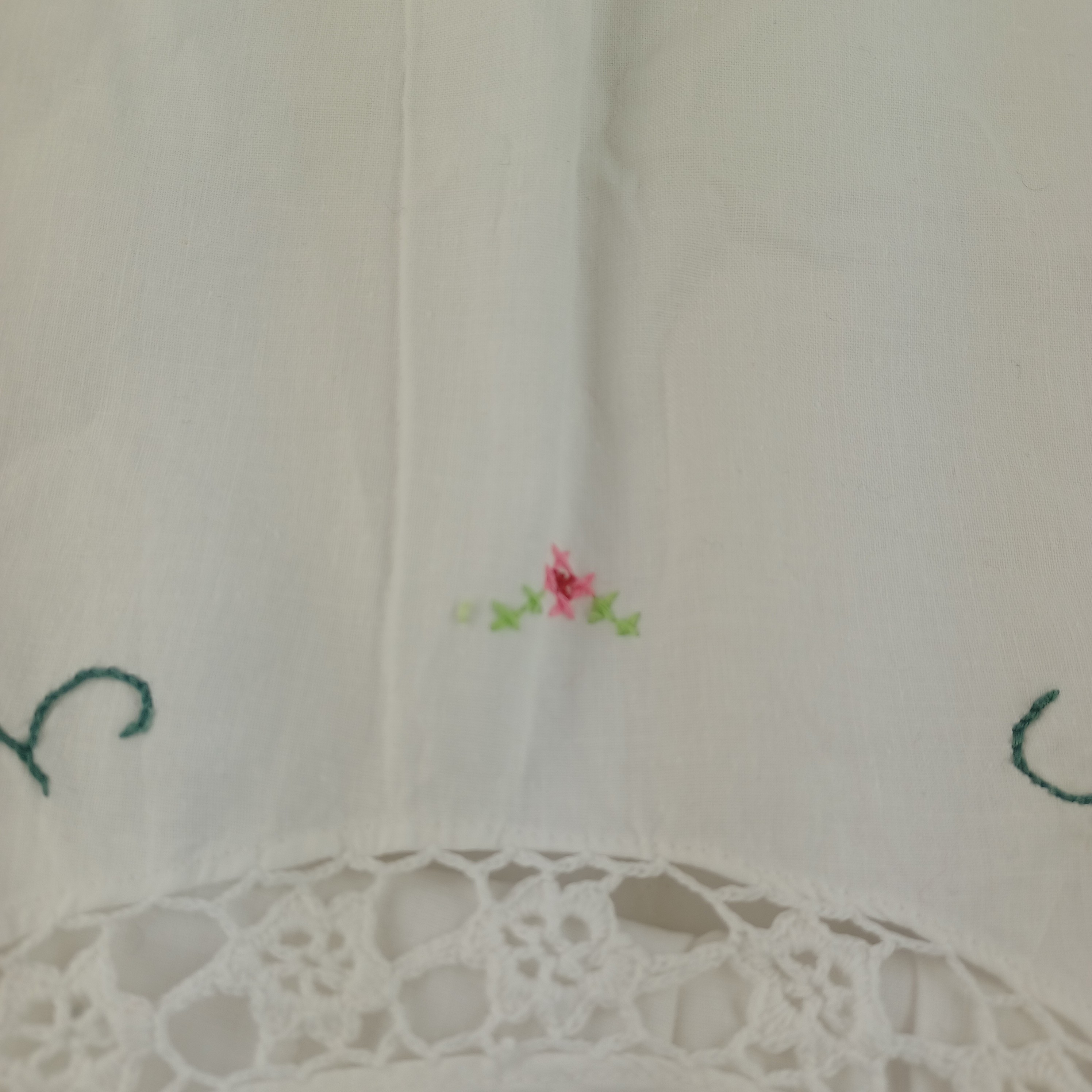 Voir photo 4 de Nappe carrée ancienne brodée de Fleurs roses et rouges en Lin ajouré 80×80 cm Nappe carrée ancienne brodée de Fleurs roses et rouges en Lin ajouré 80×80 cm Très bon état reconditionné photo 4