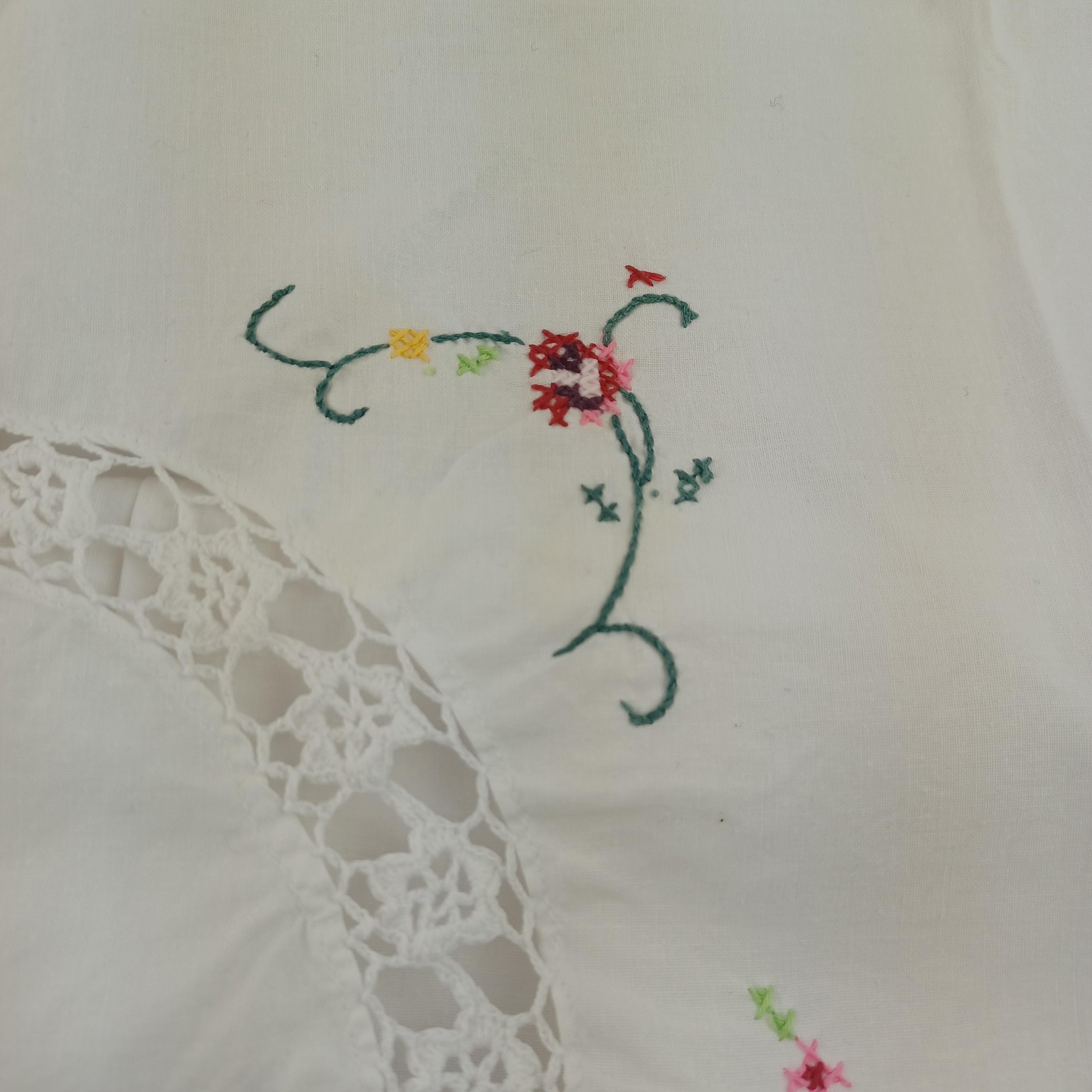 Voir photo 6 de Nappe carrée ancienne brodée de Fleurs roses et rouges en Lin ajouré 80×80 cm Nappe carrée ancienne brodée de Fleurs roses et rouges en Lin ajouré 80×80 cm Très bon état reconditionné photo 6