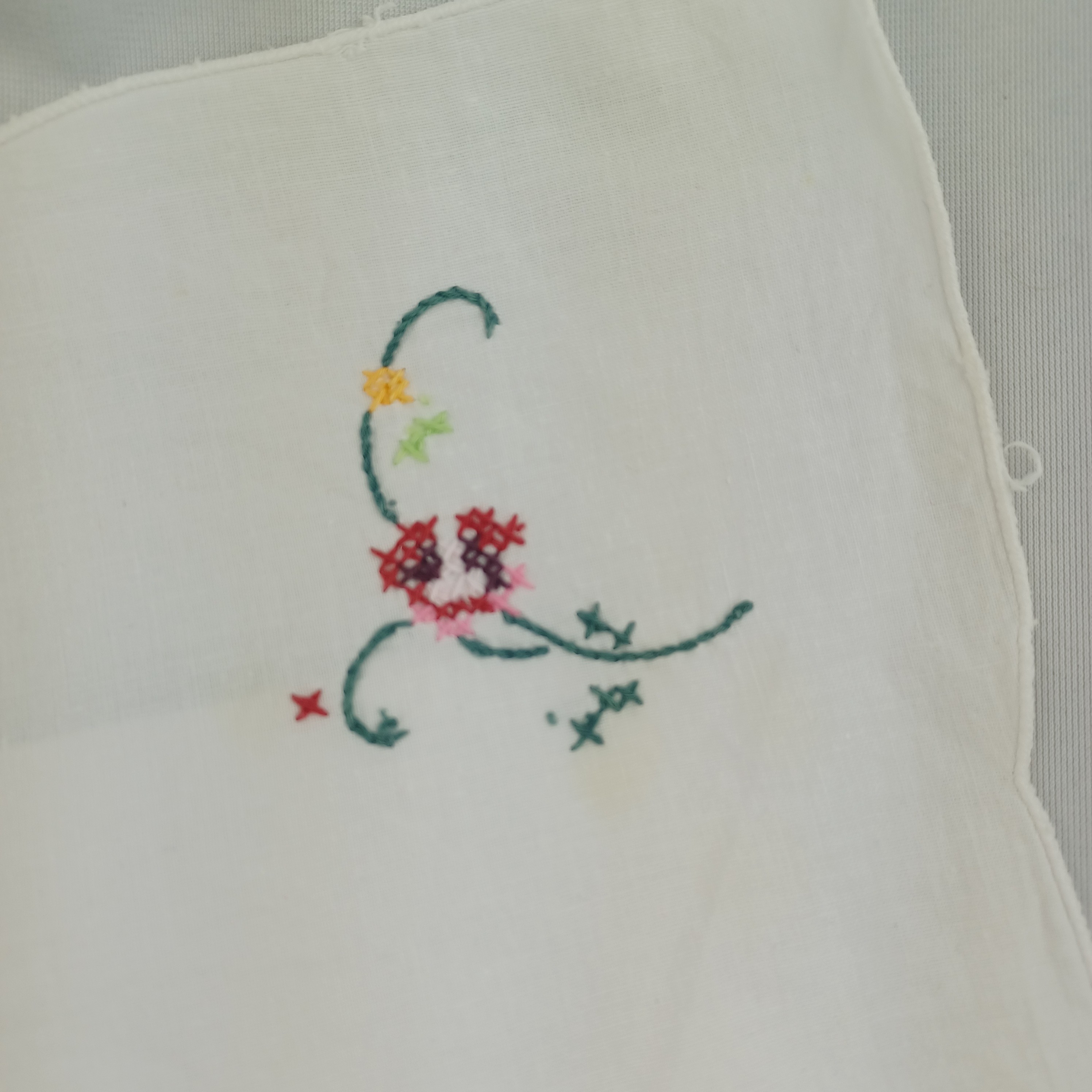 Voir photo 7 de Nappe carrée ancienne brodée de Fleurs roses et rouges en Lin ajouré 80×80 cm Nappe carrée ancienne brodée de Fleurs roses et rouges en Lin ajouré 80×80 cm Très bon état reconditionné photo 7