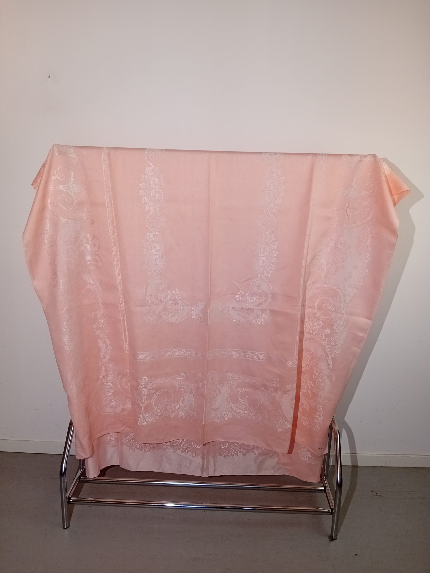 Voir photo 3 de Nappe Damassée Rose Motifs Floraux (O321) Nappe Damassée Rose Motifs Floraux (O321) reconditionné photo 3