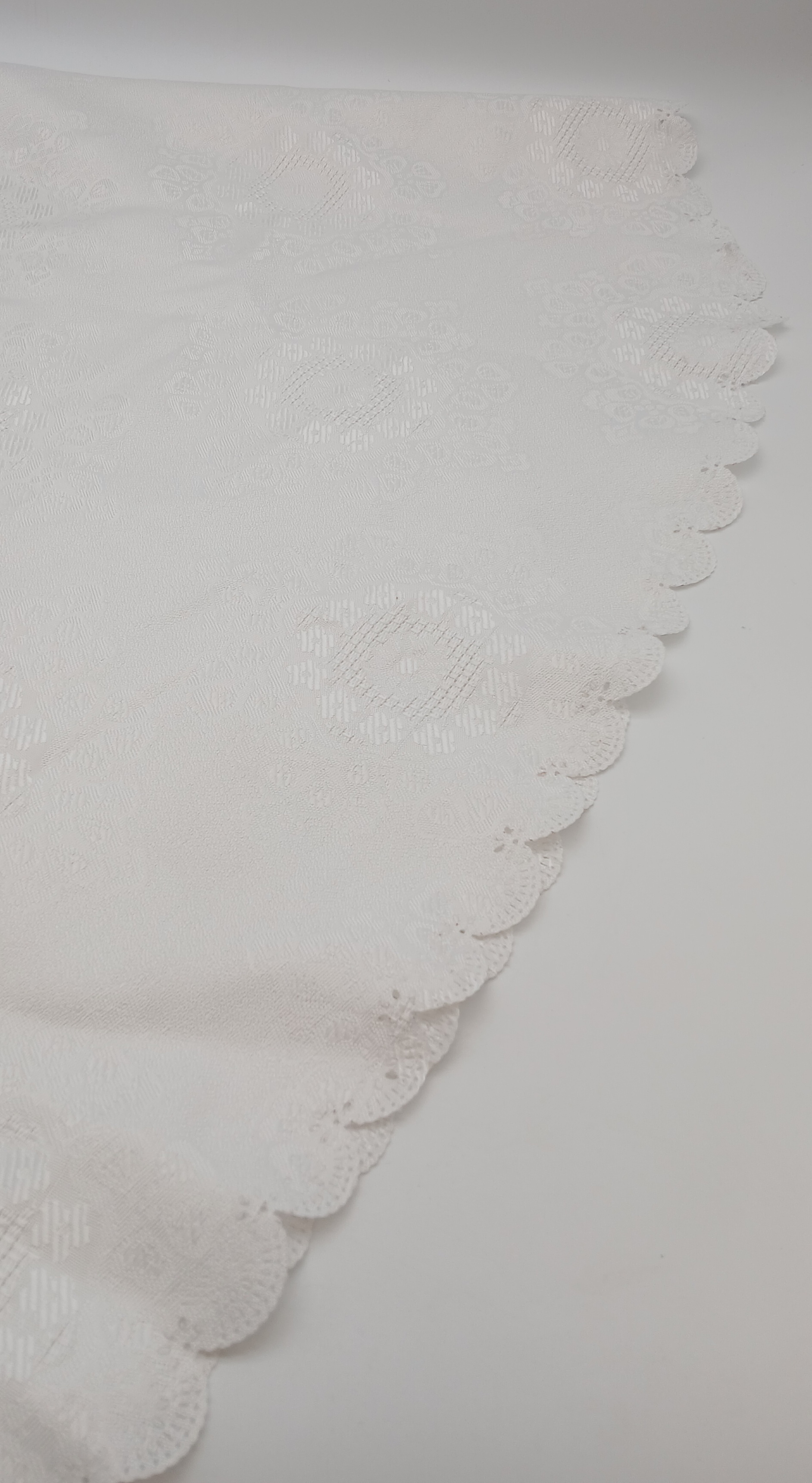 Voir photo 2 de Nappe ovale en tissu damassé ou jacquard blanche Nappe ovale en tissu damassé ou jacquard blanche Très bon état reconditionné photo 2