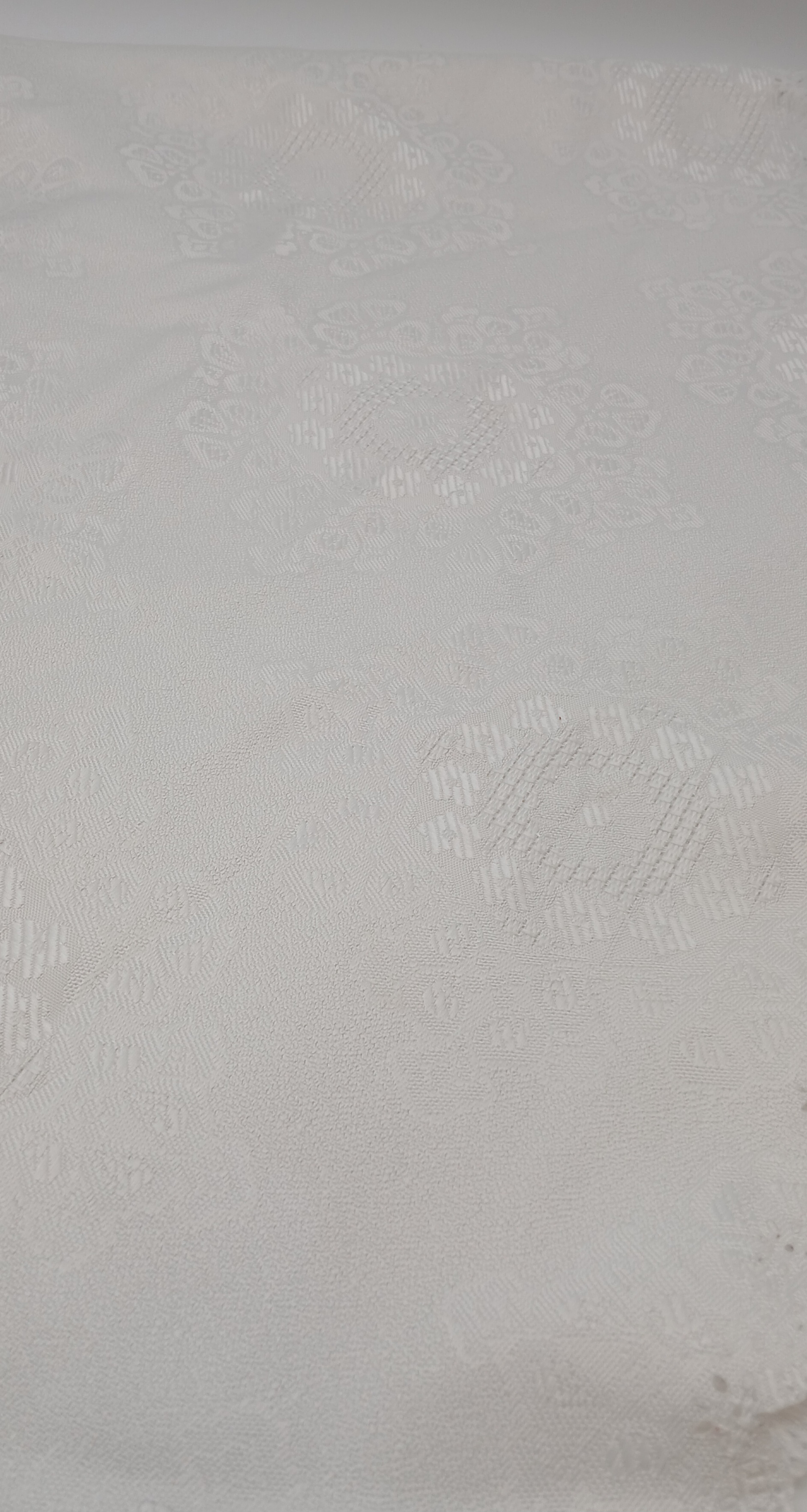 Voir photo 4 de Nappe ovale en tissu damassé ou jacquard blanche Nappe ovale en tissu damassé ou jacquard blanche Très bon état reconditionné photo 4