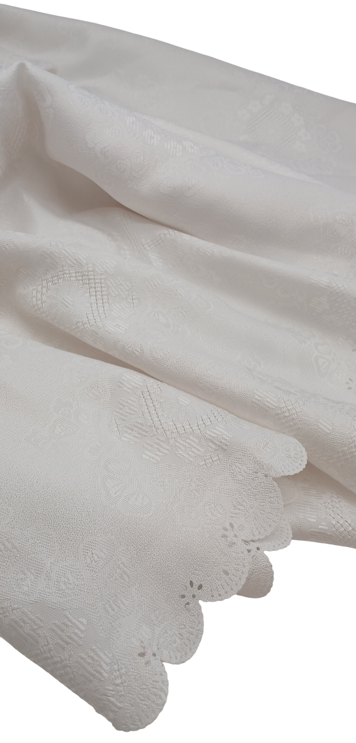 Acheter Nappe ovale en tissu damassé ou jacquard blanche Très bon état - 11,00 € Nappe ovale en tissu damassé ou jacquard blanche Très bon état reconditionné disponible sur Label Emmaüs