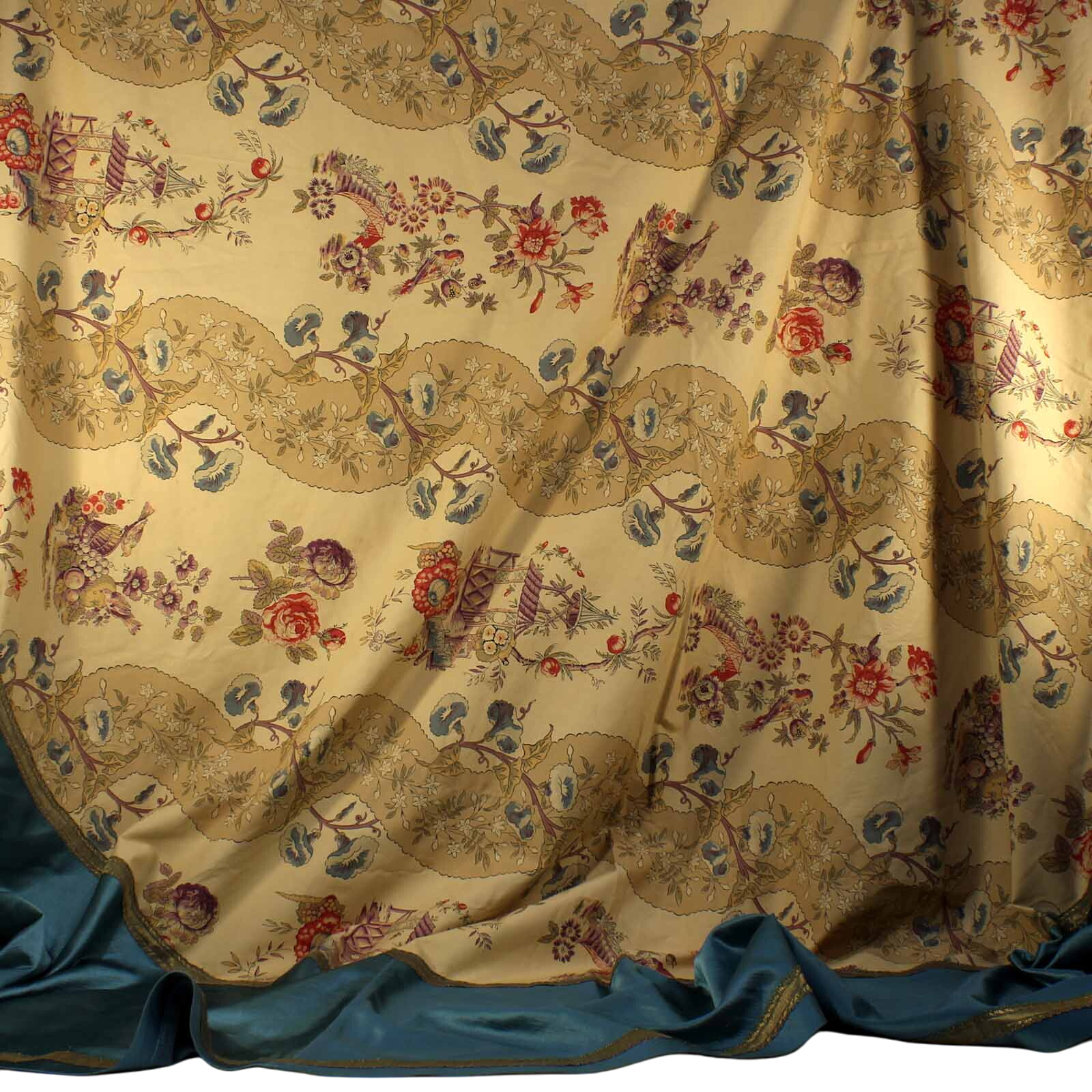 Acheter Nappe ronde en soie Bon état - 140,00 € Nappe ronde en soie Bon état reconditionné disponible sur Label Emmaüs